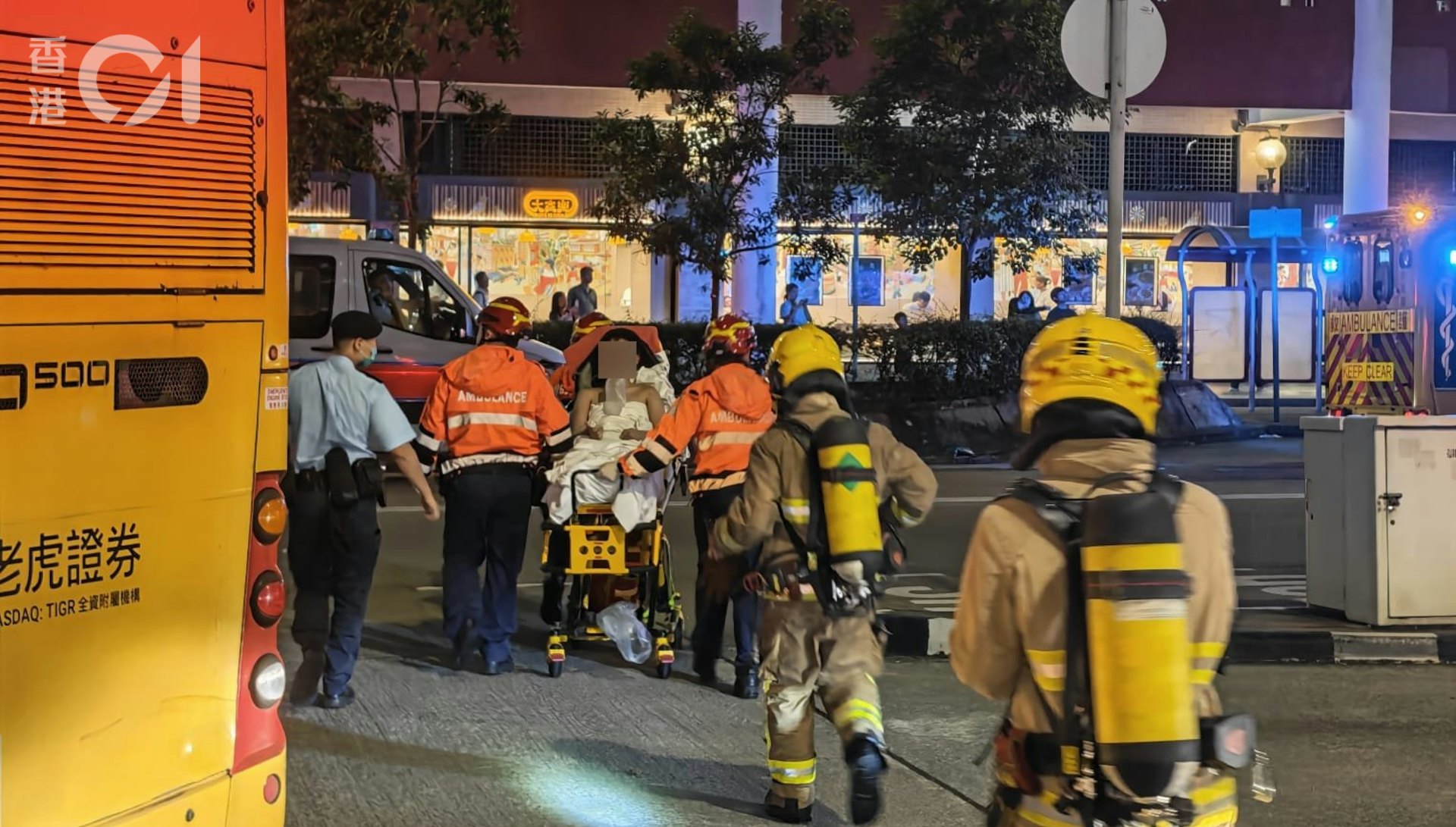 翠屏北邨火警驚魂!13歲男童困於冷氣機頂獲救,其母因涉虐兒遭警方拘捕 翠屏北邨火警驚魂!13歲男童困於冷氣機頂獲救,其母因涉虐兒遭警方拘捕