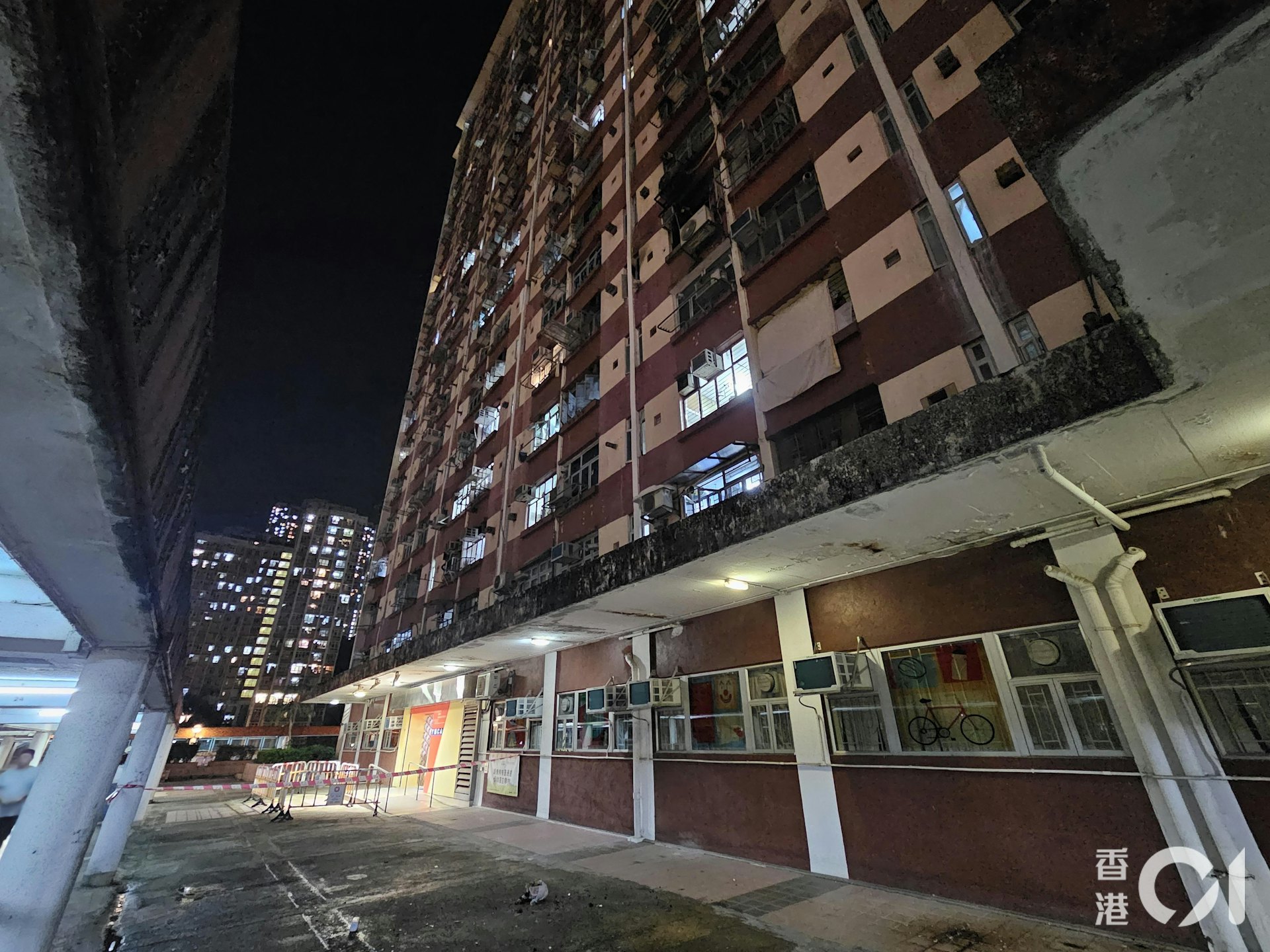 消防出動雲梯,動用一隊煙帽隊及拖喉灌救,至晚上8時25分將火救熄。