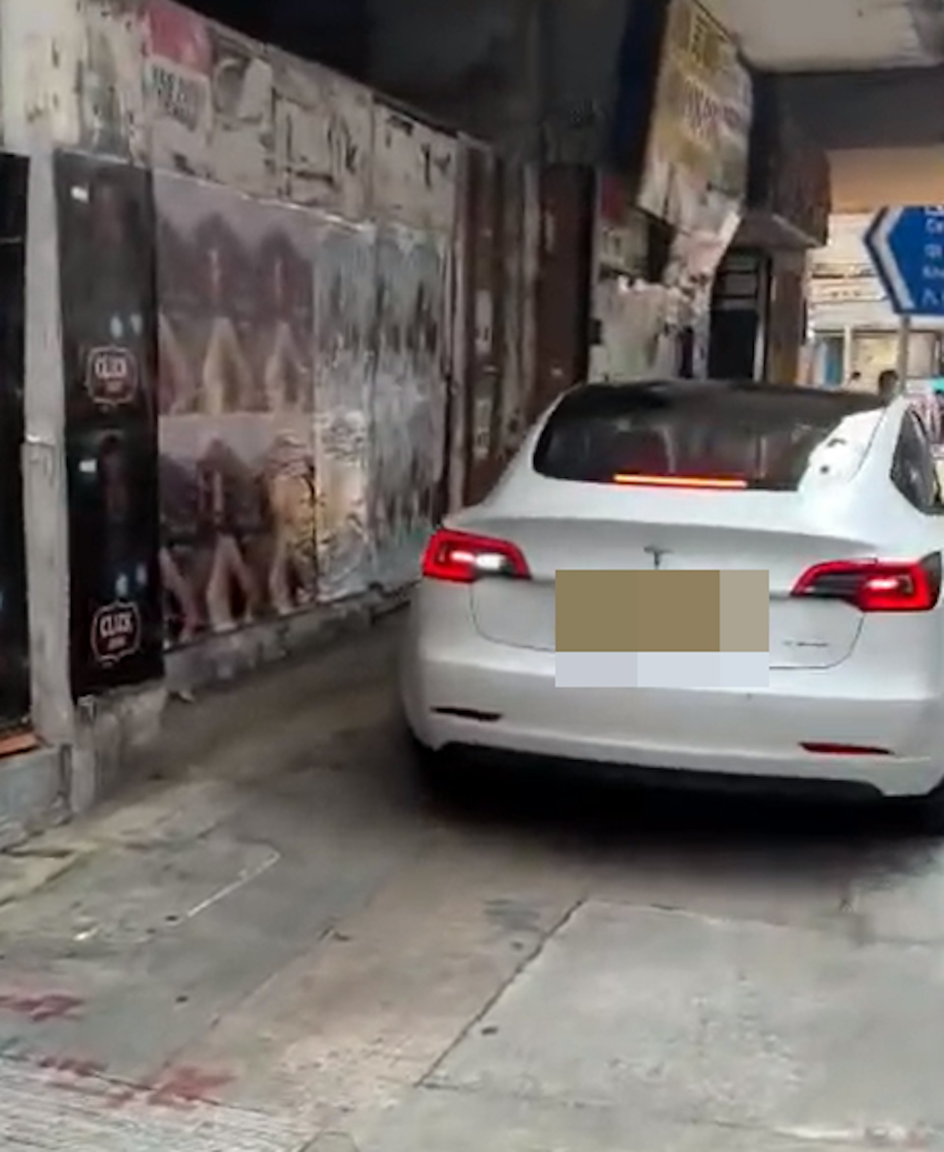 網上流傳事發一刻片段,可見涉事私家車為一輛白色Tesla,當時在一條狹窄的行人路上緩慢地倒車,附近亦有數名行人,情況相當驚險。(threads@cng1204)