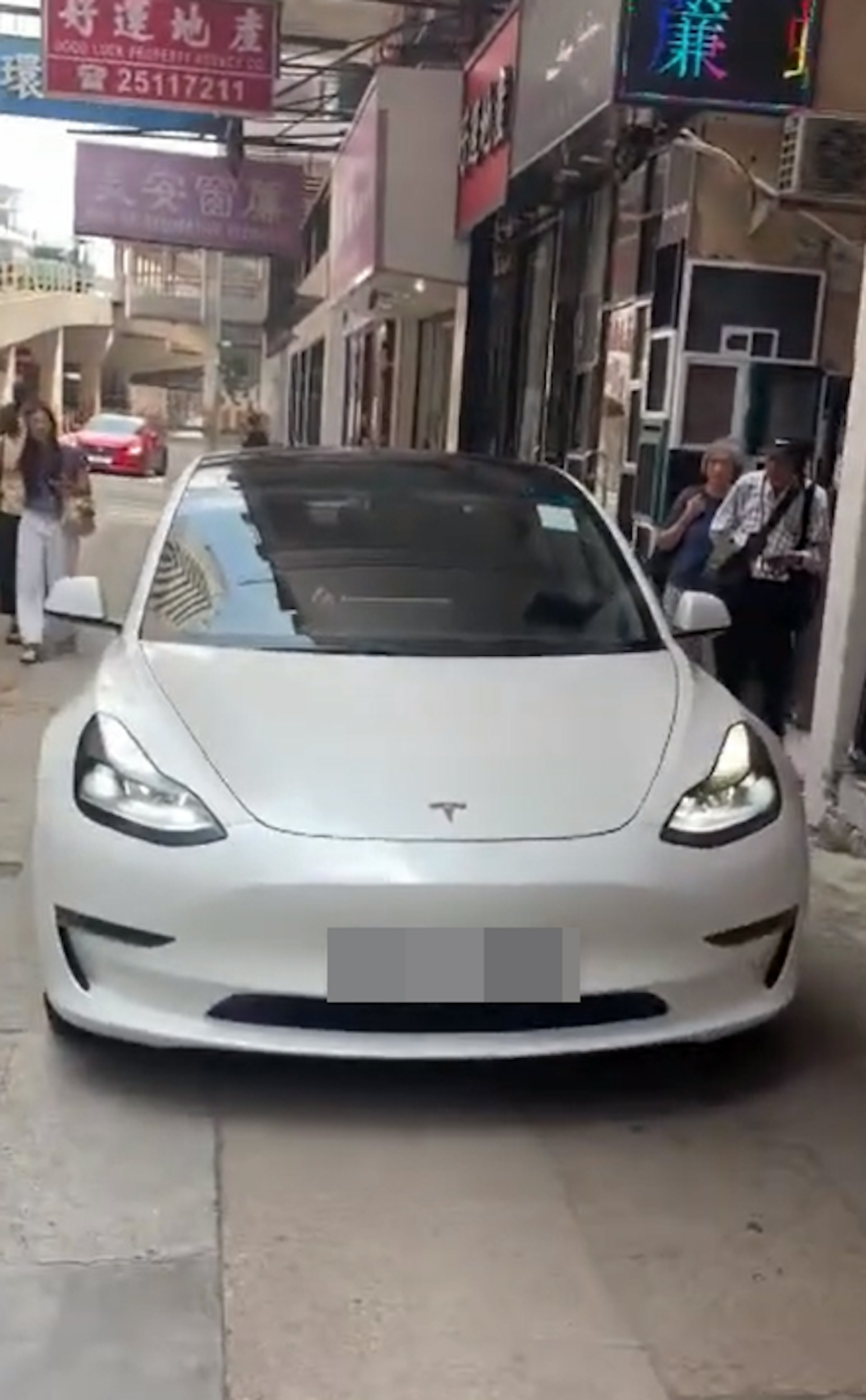 惊险一幕!湾仔Tesla人行道倒车险撞路人,警方已锁定司机并拟提控 惊险一幕!湾仔Tesla人行道倒车险撞路人,警方已锁定司机并拟提控