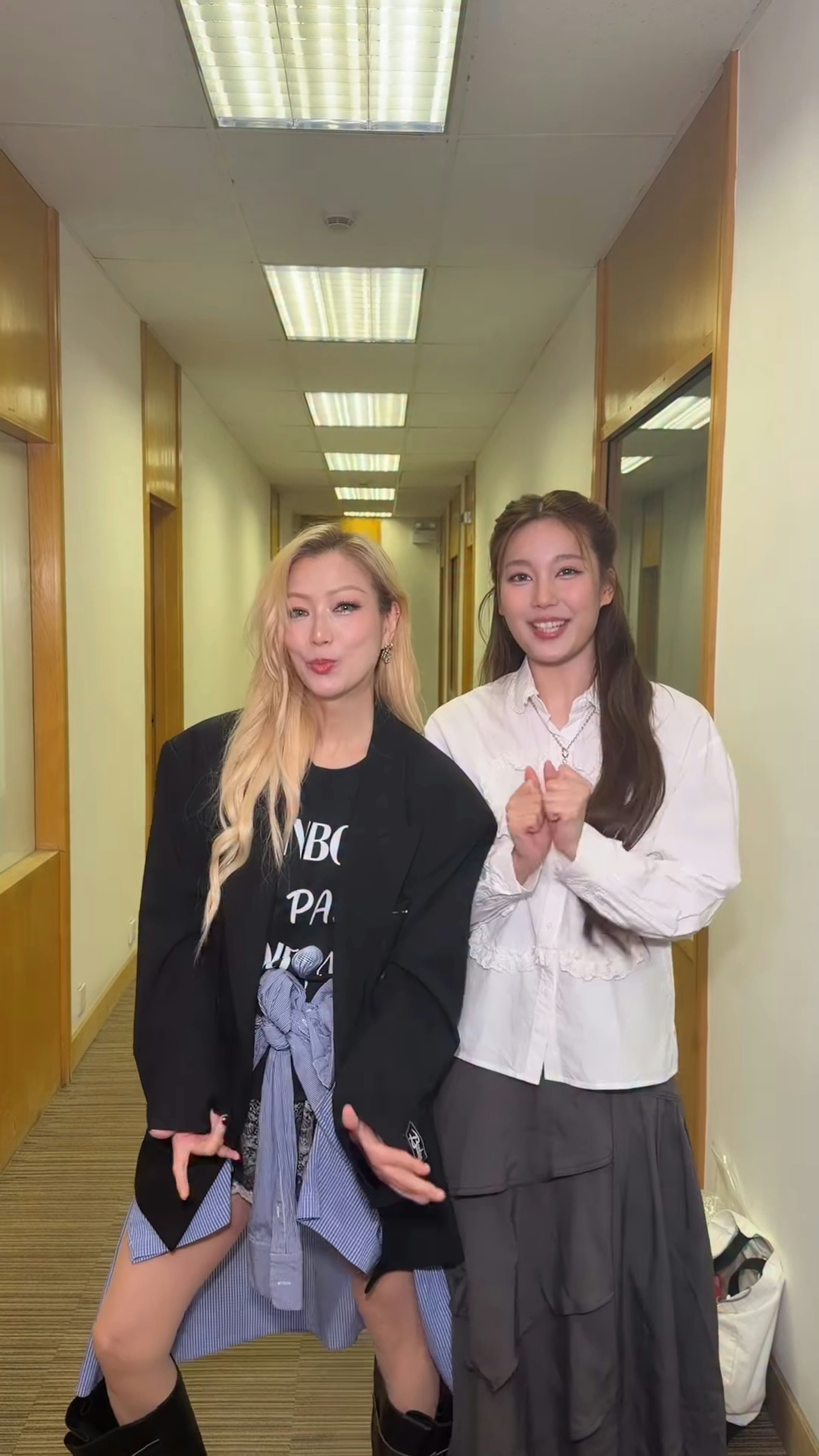 近日Feanna更邀得同門大師姐兼樂壇天后鄭秀文(Sammi)合體拍片跳「旋轉木馬舞」。(IG@feannaswag)