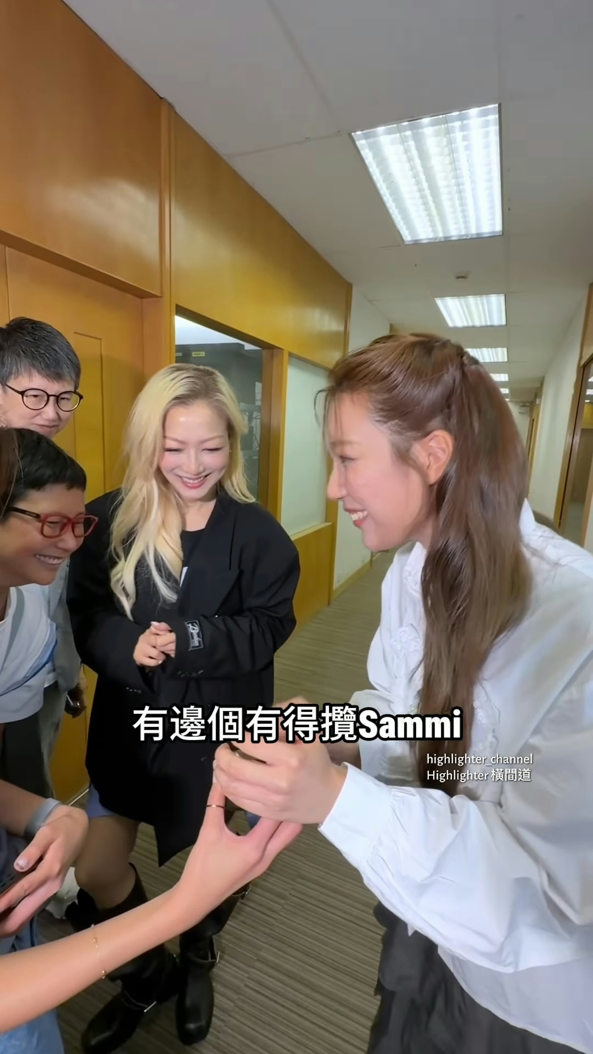 黃淑蔓向身邊工作人員自豪炫耀:「有邊個有得攬Sammi?」不過講完後她又非常害羞,尖叫著跑走。(IG@ highlighter_channel)