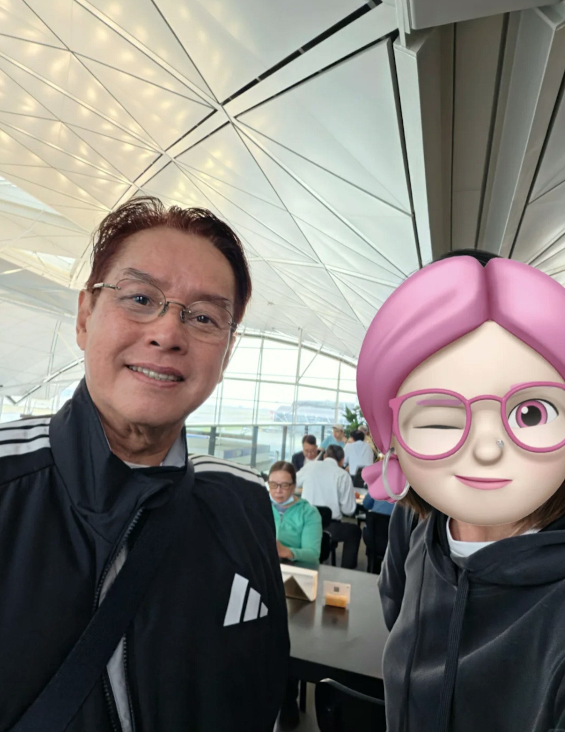 譚詠麟在機場與歌迷合照,近照暴瘦不少。(小紅書)