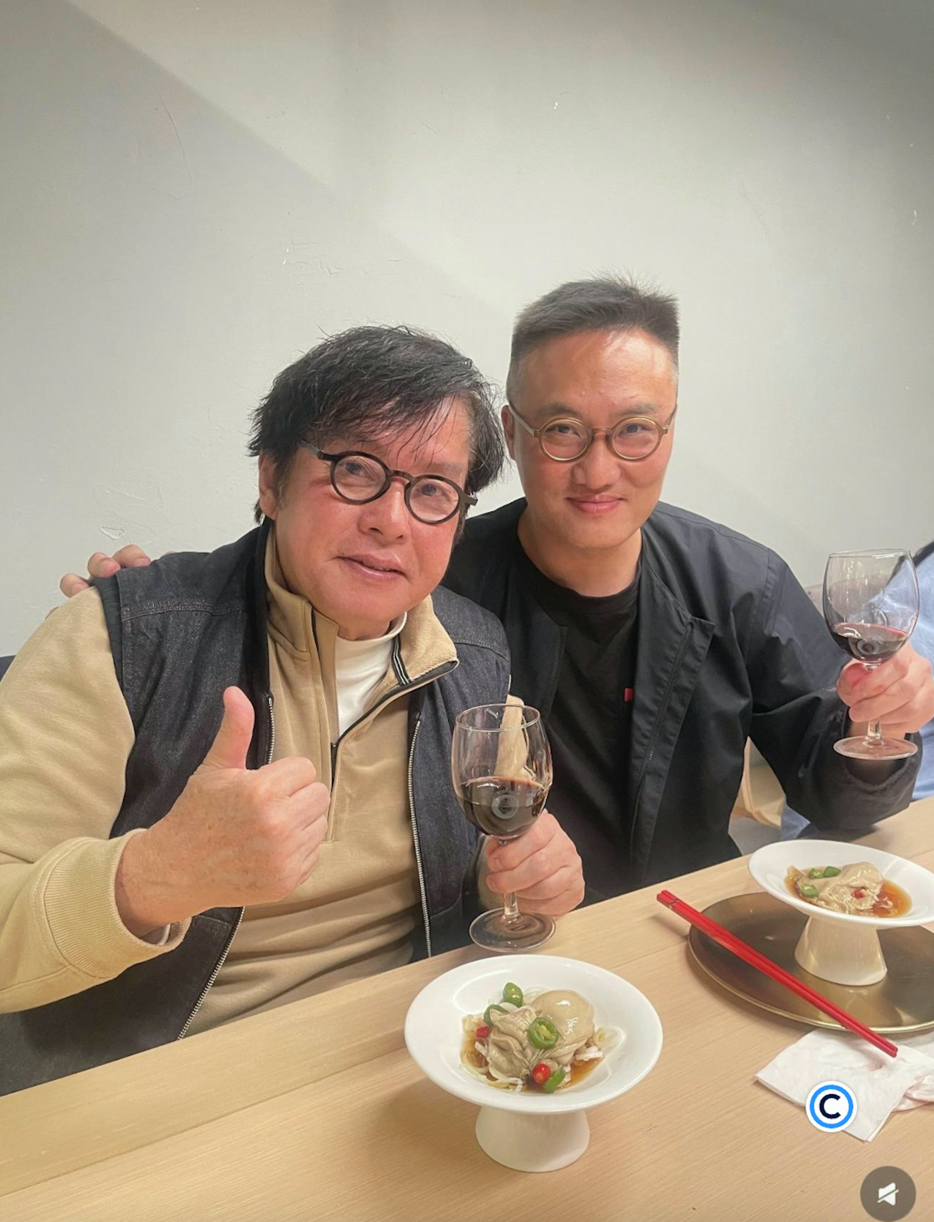 譚詠麟之前歎紅酒巨蠔。(小紅書)
