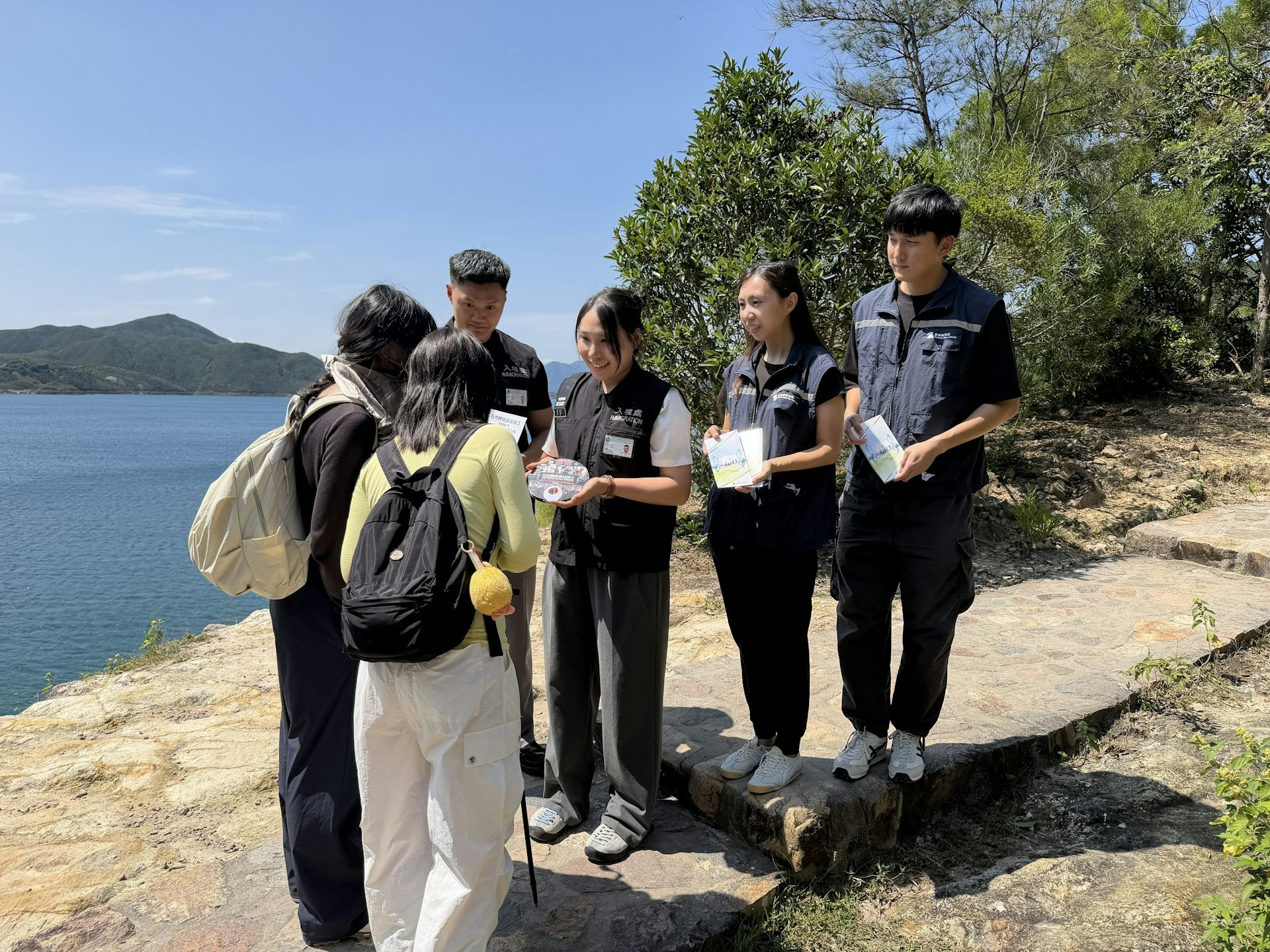 2026年10月5日及6日, 入境事務處聯同旅遊業監管局展開反非法勞工行動。圖示入境處及旅監局人員向市民及旅客派發宣傳單張,呼籲切勿聘用非法領隊或導遊。