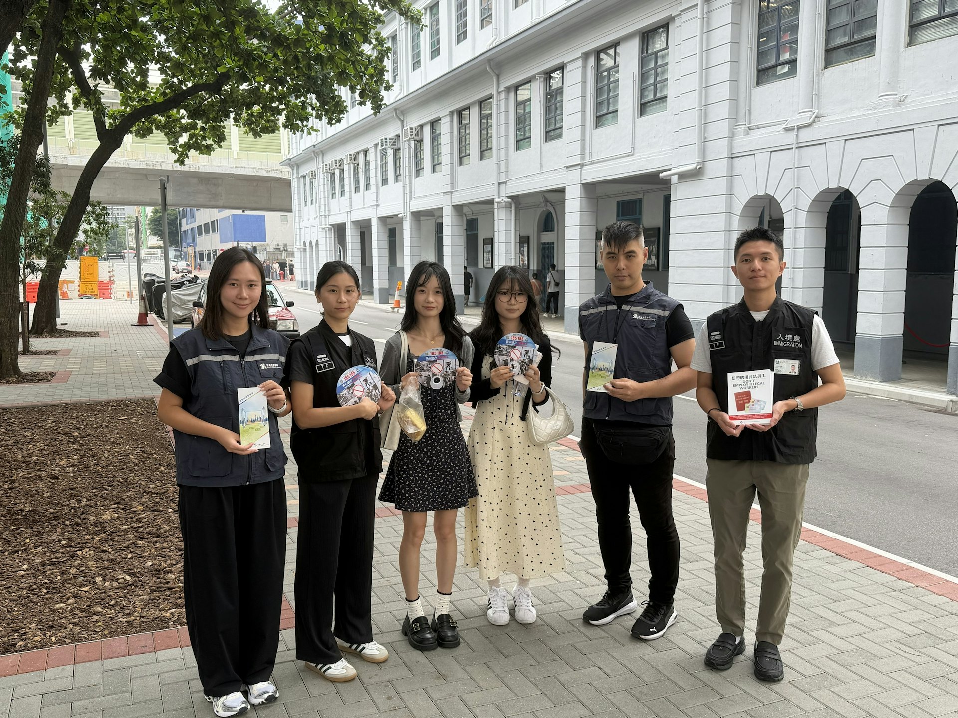 2026年10月5日及6日, 入境事務處聯同旅遊業監管局展開反非法勞工行動。圖示入境處及旅監局人員向市民及旅客派發宣傳單張,呼籲切勿聘用非法領隊或導遊。