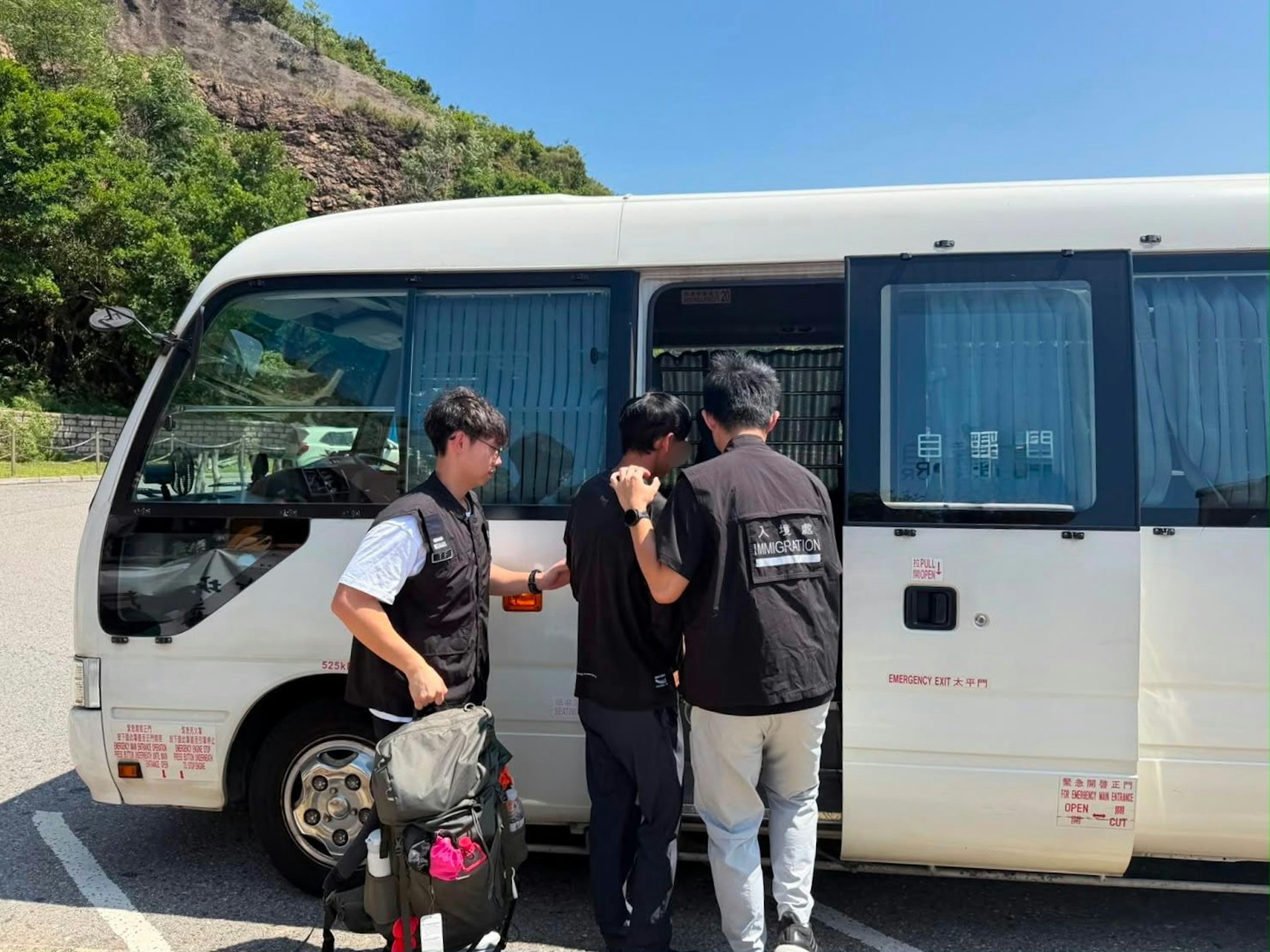 内地旅客涉非法导游摄影被抓 入境处放蛇执法两人获刑 内地旅客涉非法导游摄影被抓 入境处放蛇执法两人获刑