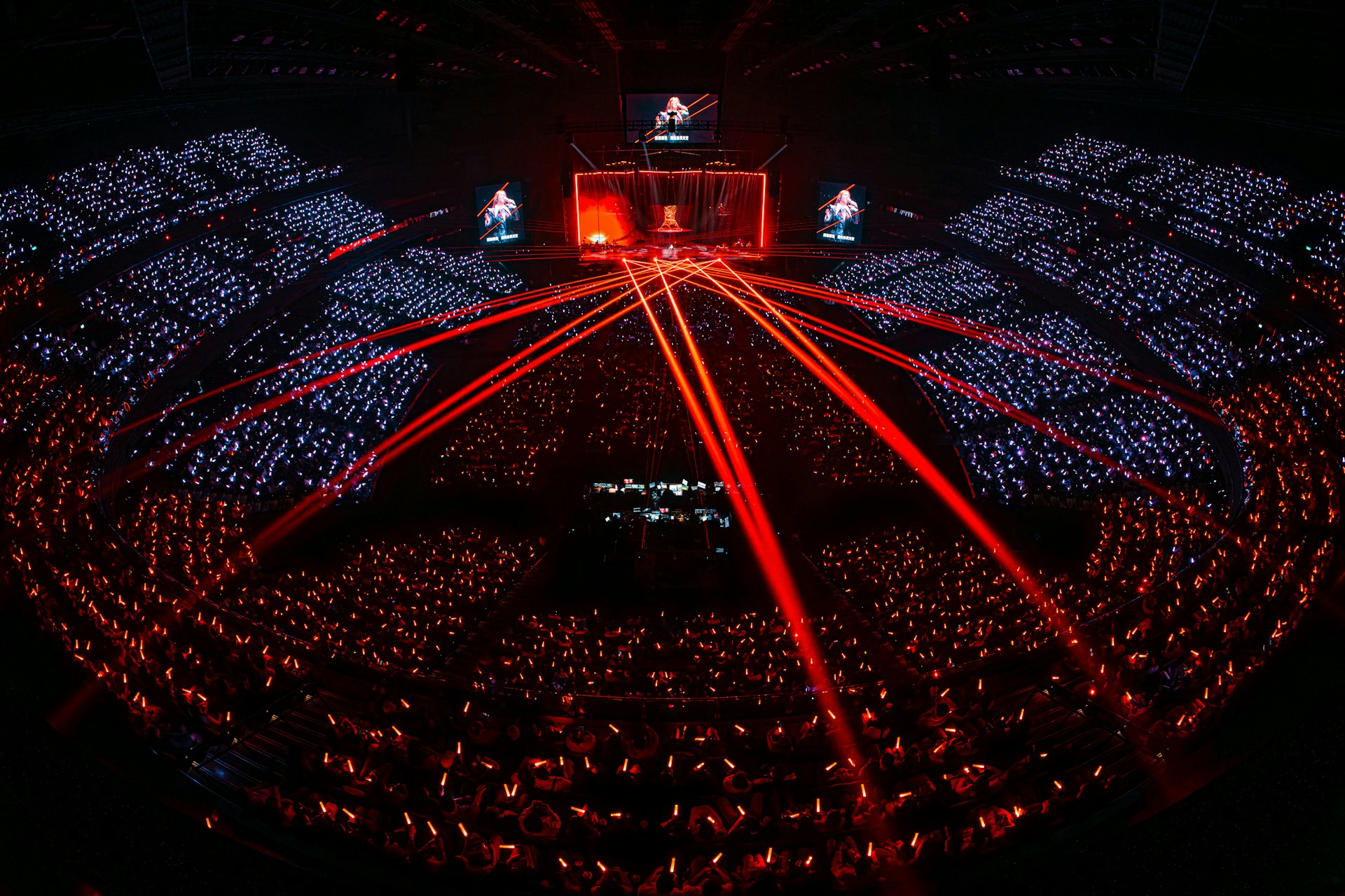 衛蘭2026紅館個唱門票秒殺,灣仔海旁街頭演藝引爆粉絲熱情 衛蘭2026紅館個唱門票秒殺,灣仔海旁街頭演藝引爆粉絲熱情