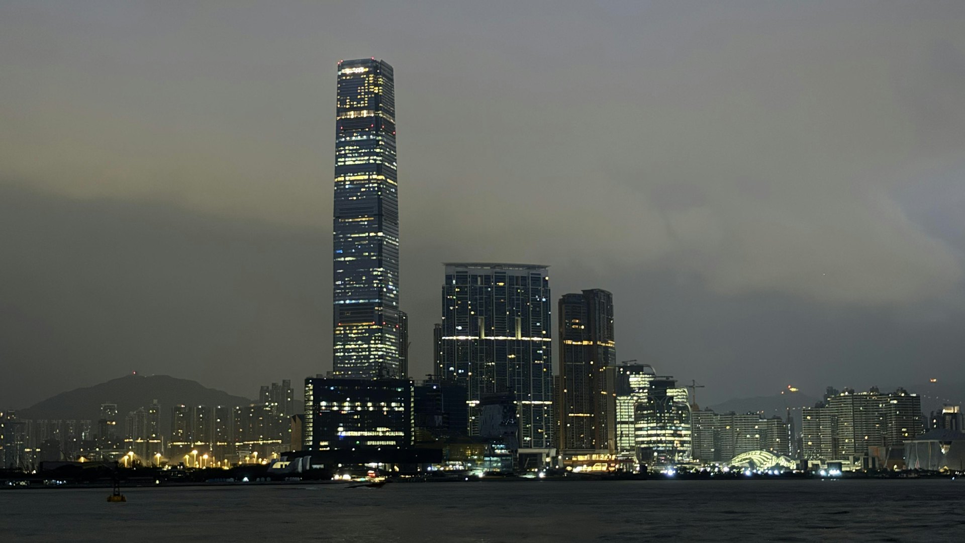 天文台預測,本港今日(10月8日)大致天晴,初時部份時間多雲及有一兩陣微雨。早上稍涼。日間乾燥,最高氣溫約29度。