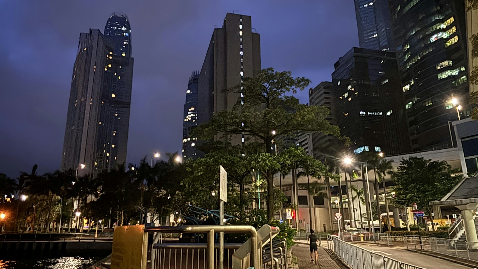 天文台預測,本港今日(10月8日)大致天晴,初時部份時間多雲及有一兩陣微雨。早上稍涼。日間乾燥,最高氣溫約29度。