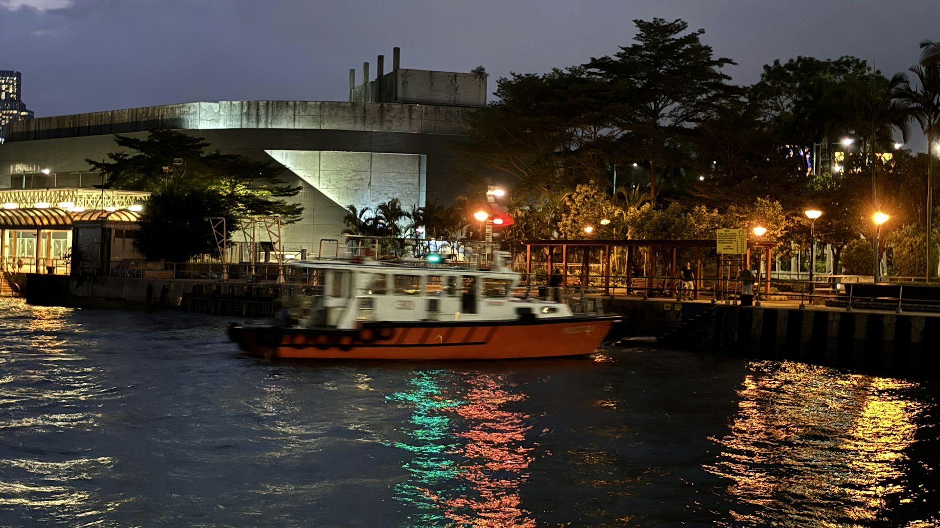 天文台預測,本港今日(10月8日)大致天晴,初時部份時間多雲及有一兩陣微雨。早上稍涼。日間乾燥,最高氣溫約29度。