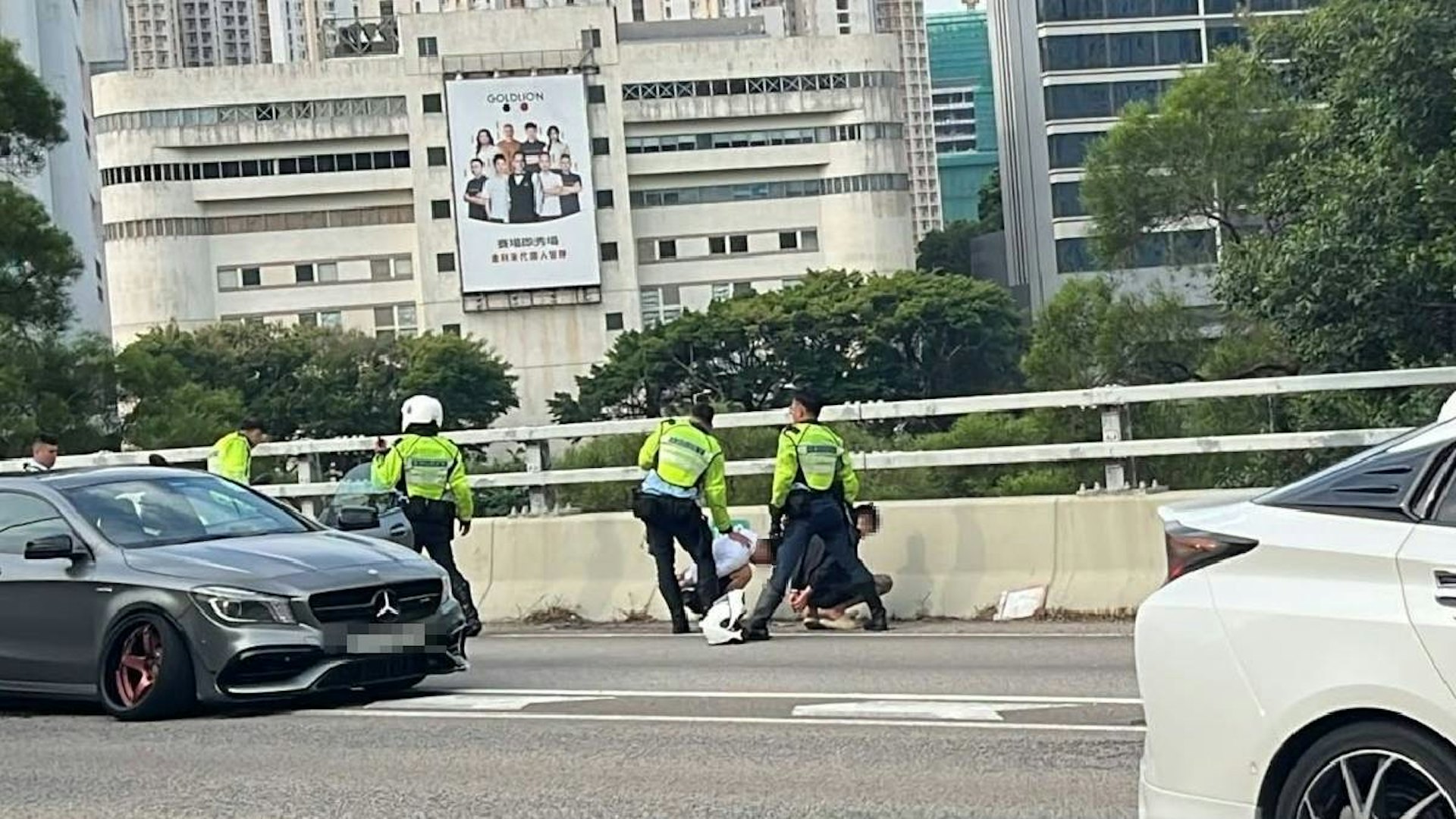 沙田大老山公路疑涉交通意外 警方截查两男子 沙田大老山公路疑涉交通意外 警方截查两男子