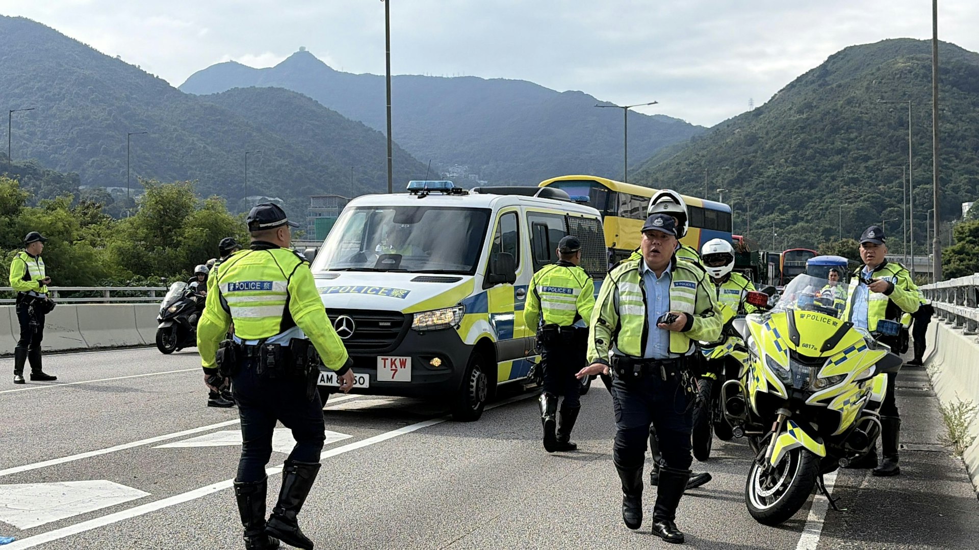 今早(8日)案發後,大批警員在場調查。
