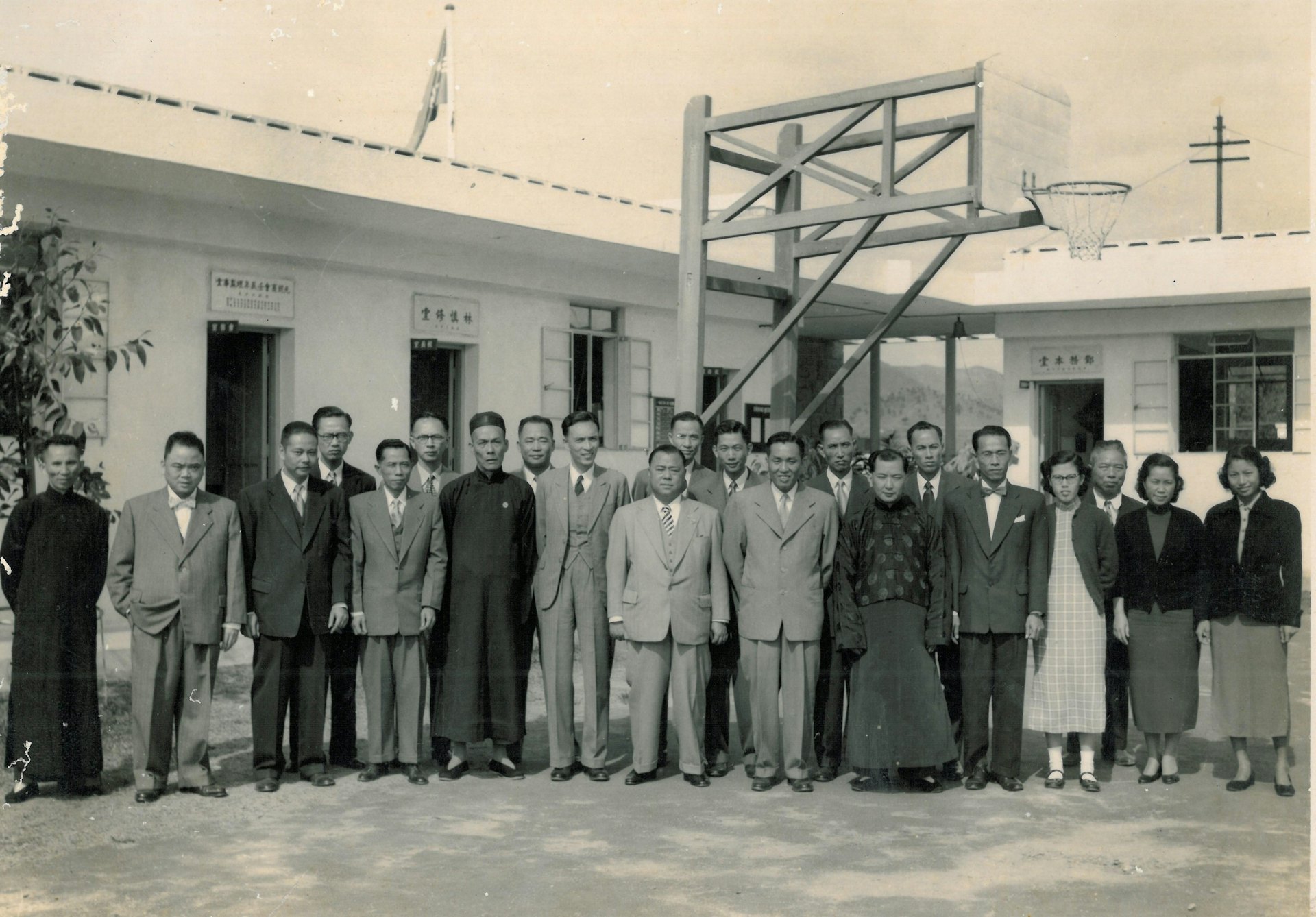 1953年,元朗商会小学新校舍落成,迁至现时邻近元朗大马路的丰年路现址。