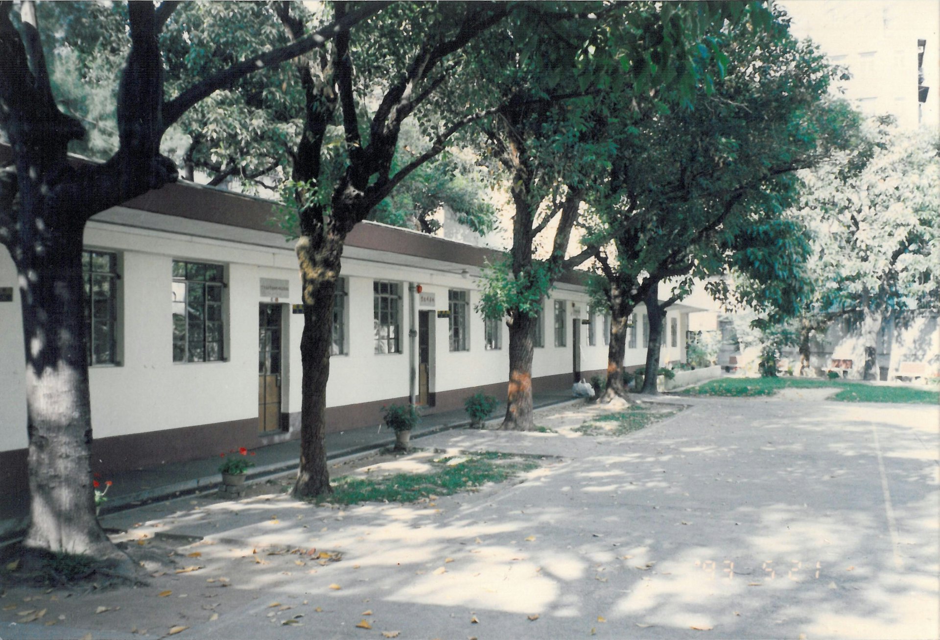 元朗商会小学于1990年代初仍然使用平房式校舍。