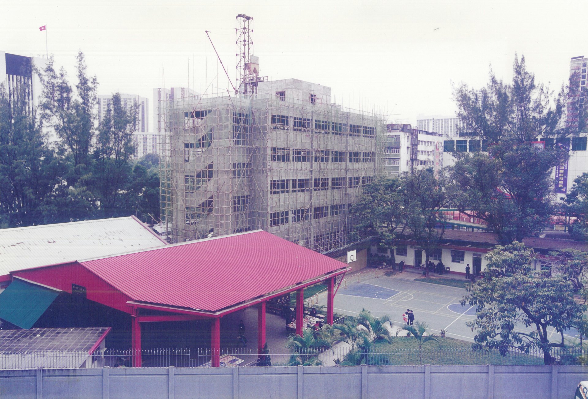 1997年,元朗商会小学兴建一栋新式的校舍大楼。
