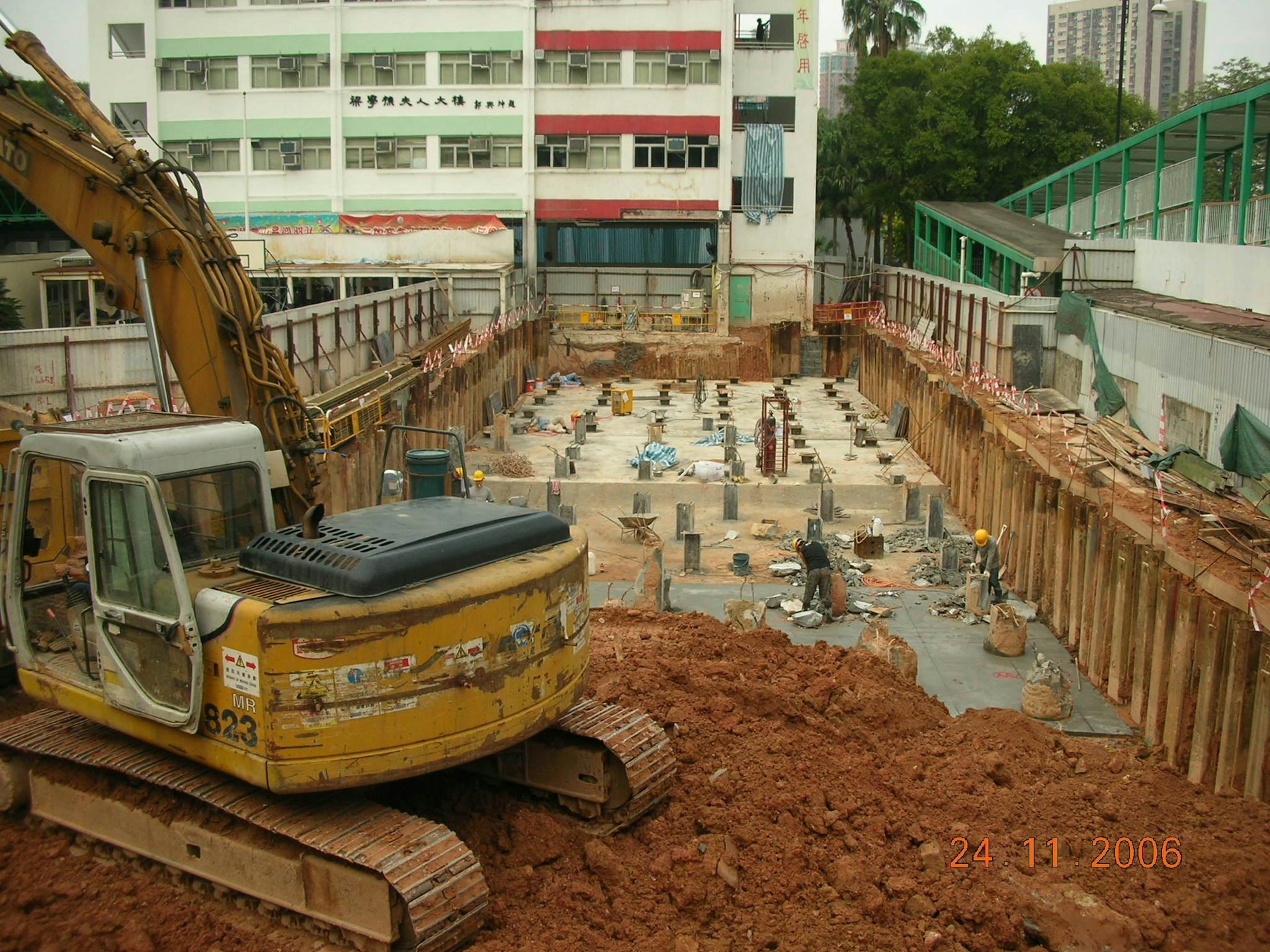 元朗商会小学分两期进行重建,使学校不用停课,学生亦可以在原址继续上课。