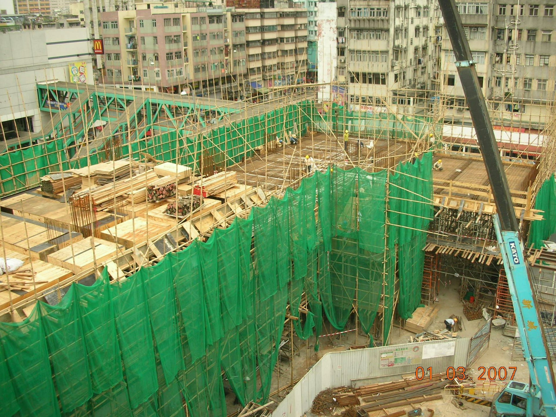 元朗商会小学分两期进行重建,使学校不用停课,学生亦可以在原址继续上课。