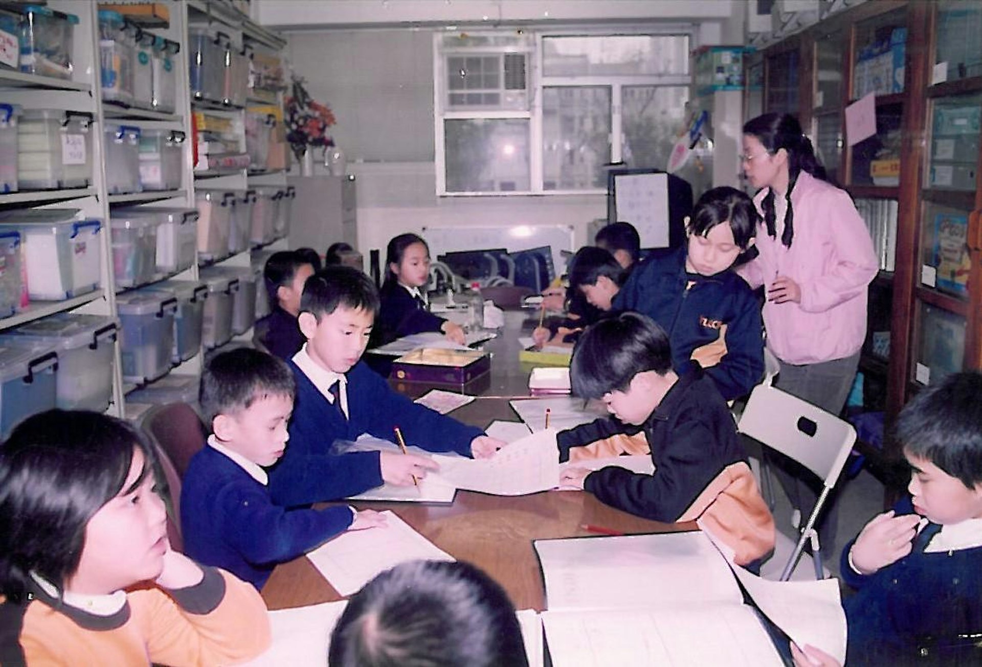 元朗商会小学重建期间,学生需要在临时课室上课。