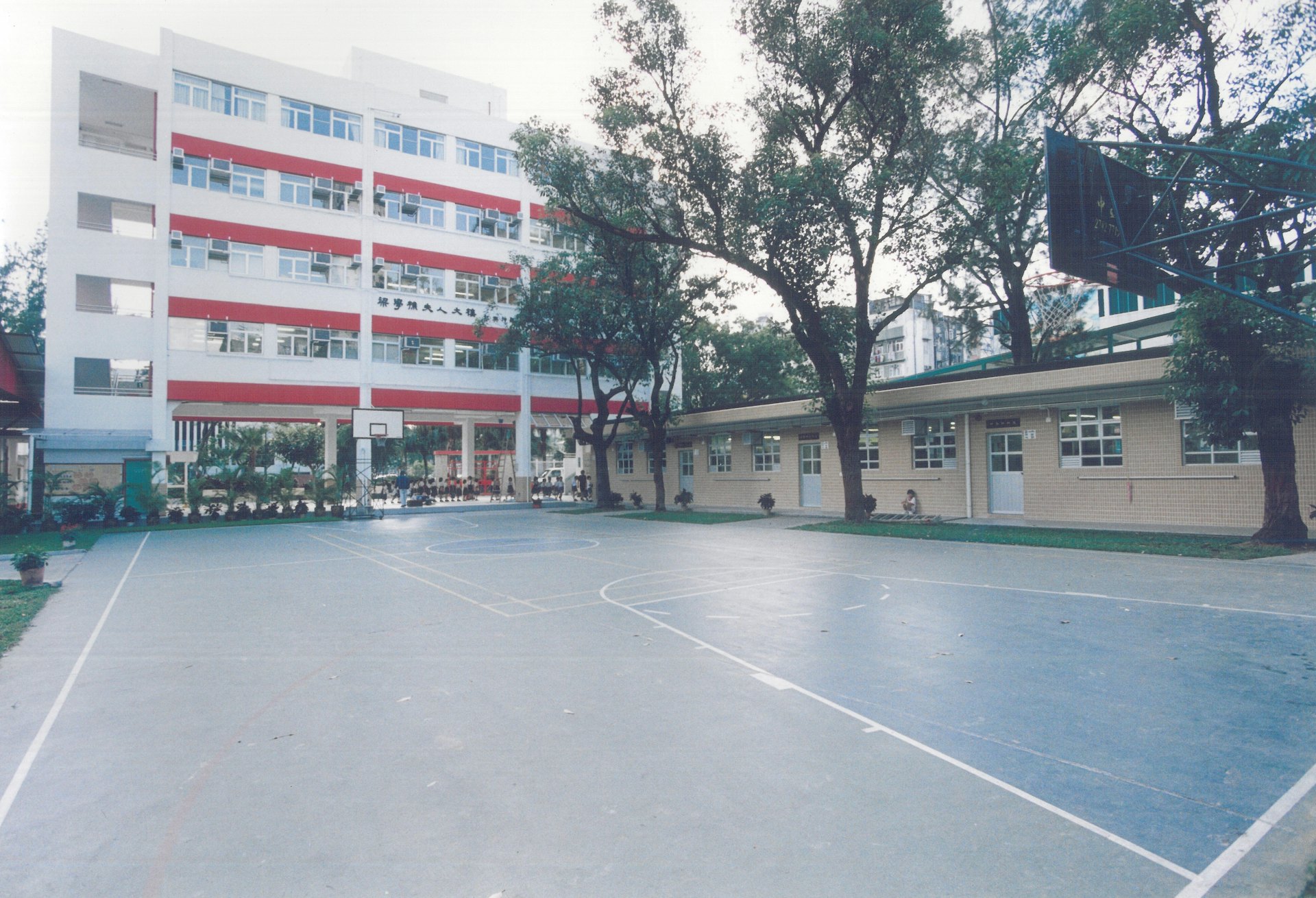 1998年,元朗商会小学仍然有一个平房式校舍。