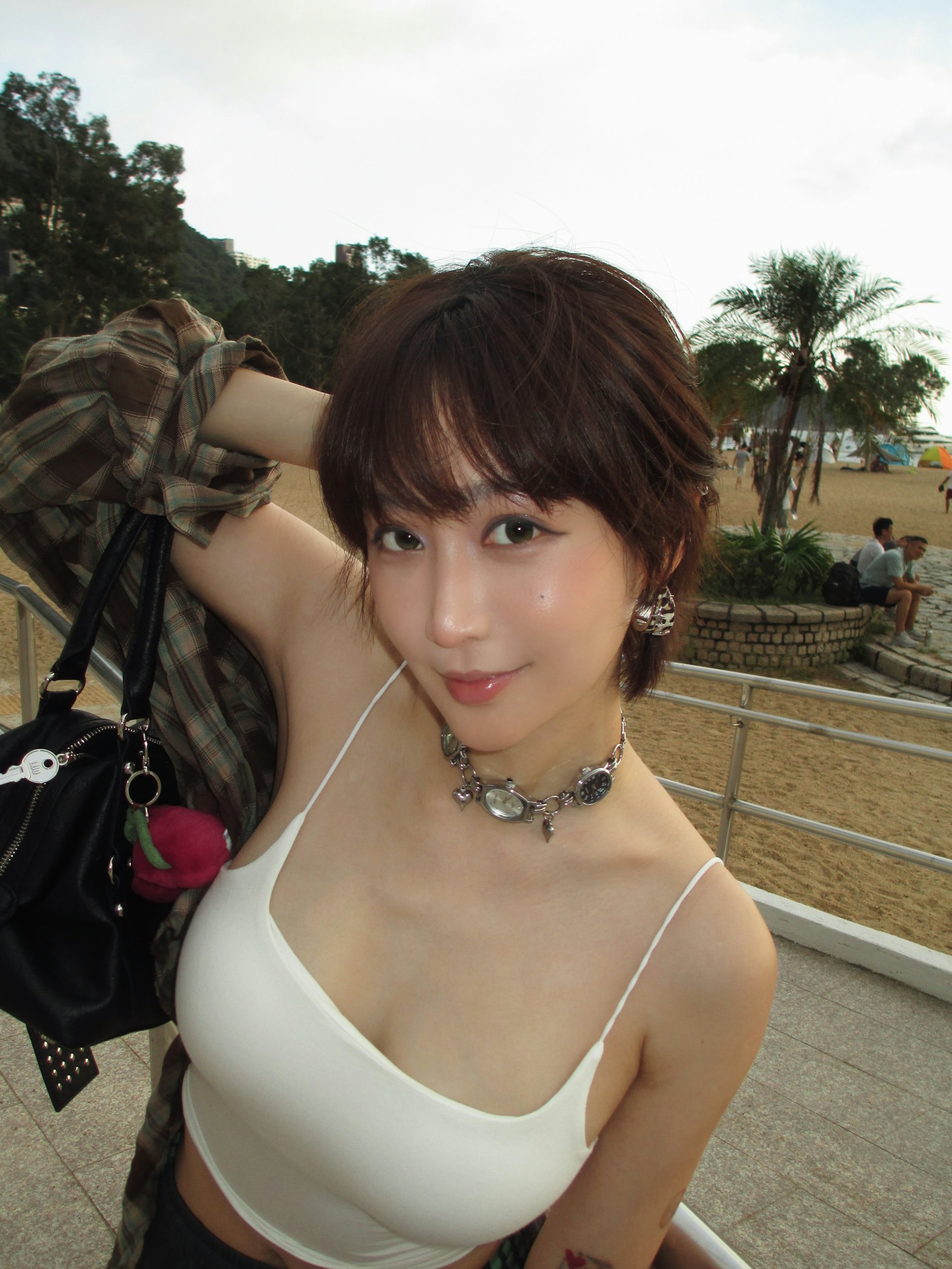 樂宜白色細吊帶34C火辣造型出圈,自稱故意放電撩人 樂宜白色細吊帶34C火辣造型出圈,自稱故意放電撩人