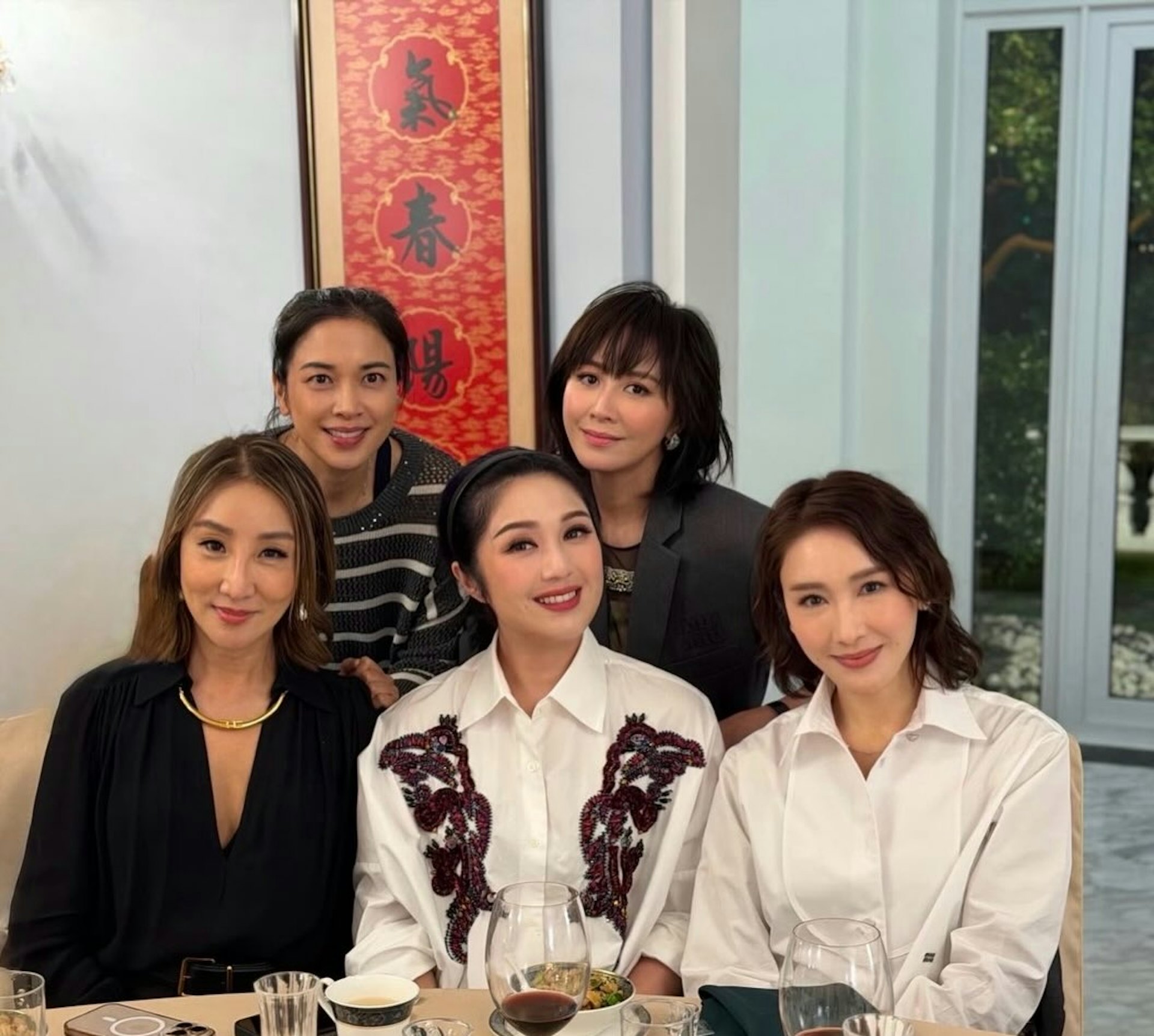 九巴家族雷林静怡豪宅宴:刘嘉玲、杨千嬅与黎姿惊艳同框 九巴家族雷林静怡豪宅宴:刘嘉玲、杨千嬅与黎姿惊艳同框