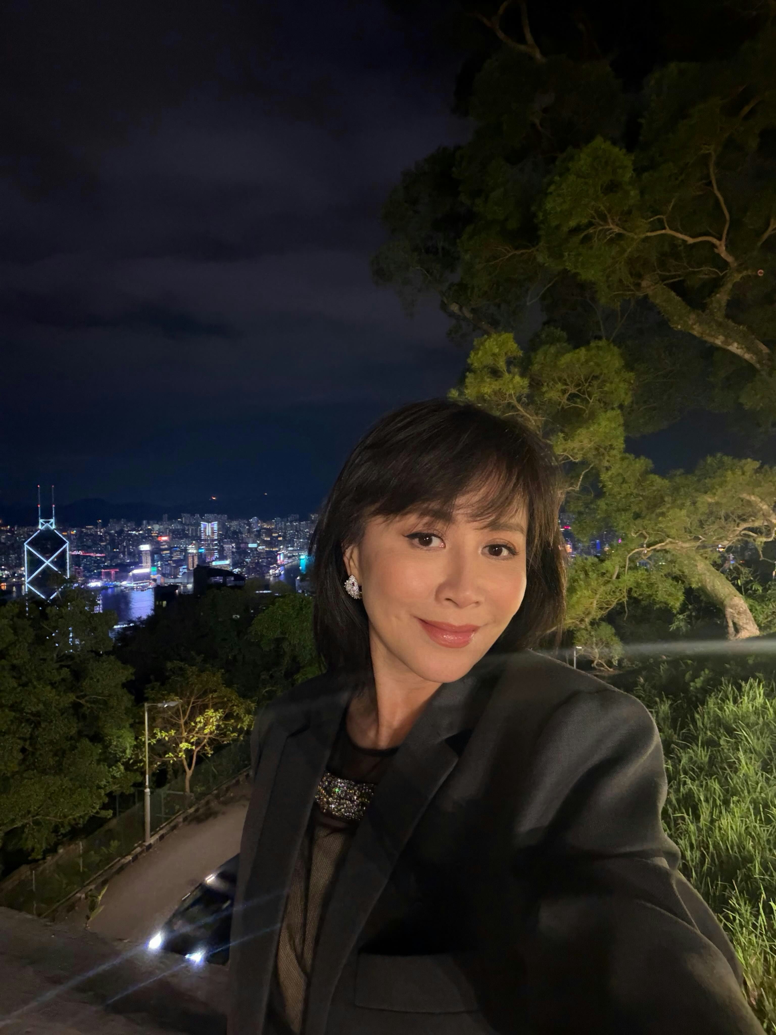 劉嘉玲身穿黑色西裝外套,內裡配搭半透視上衣,低調地曬性感,風韻猶存。(IG/@carinalau1208)