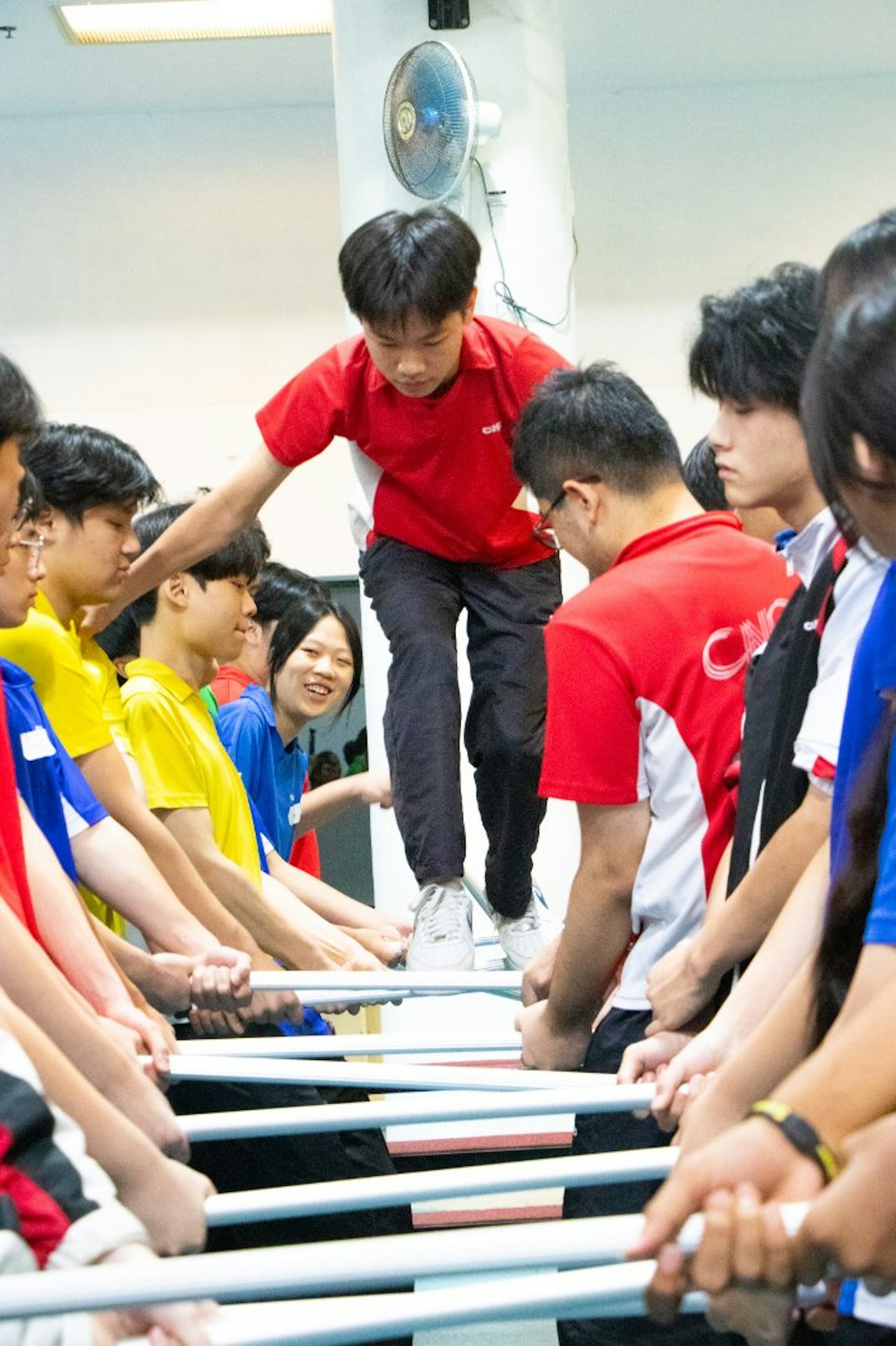 同學合力搭起支撑之橋,讓夥伴勇敢前行,在挑戰中建立信任與默契。