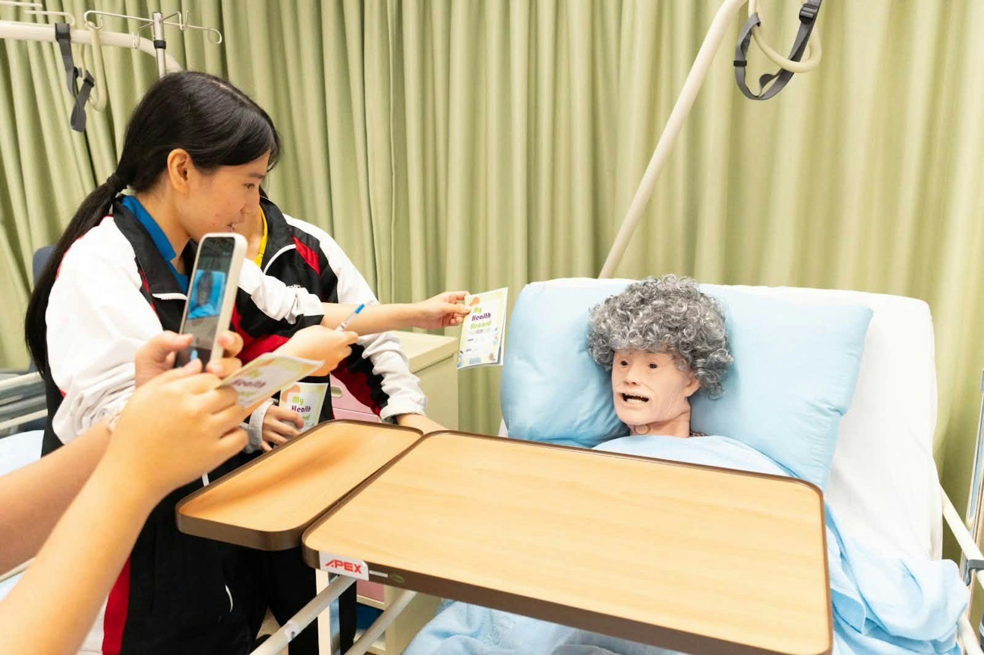 同學近距離接觸護理模擬人,認識照護情境,探索護理職涯方向。