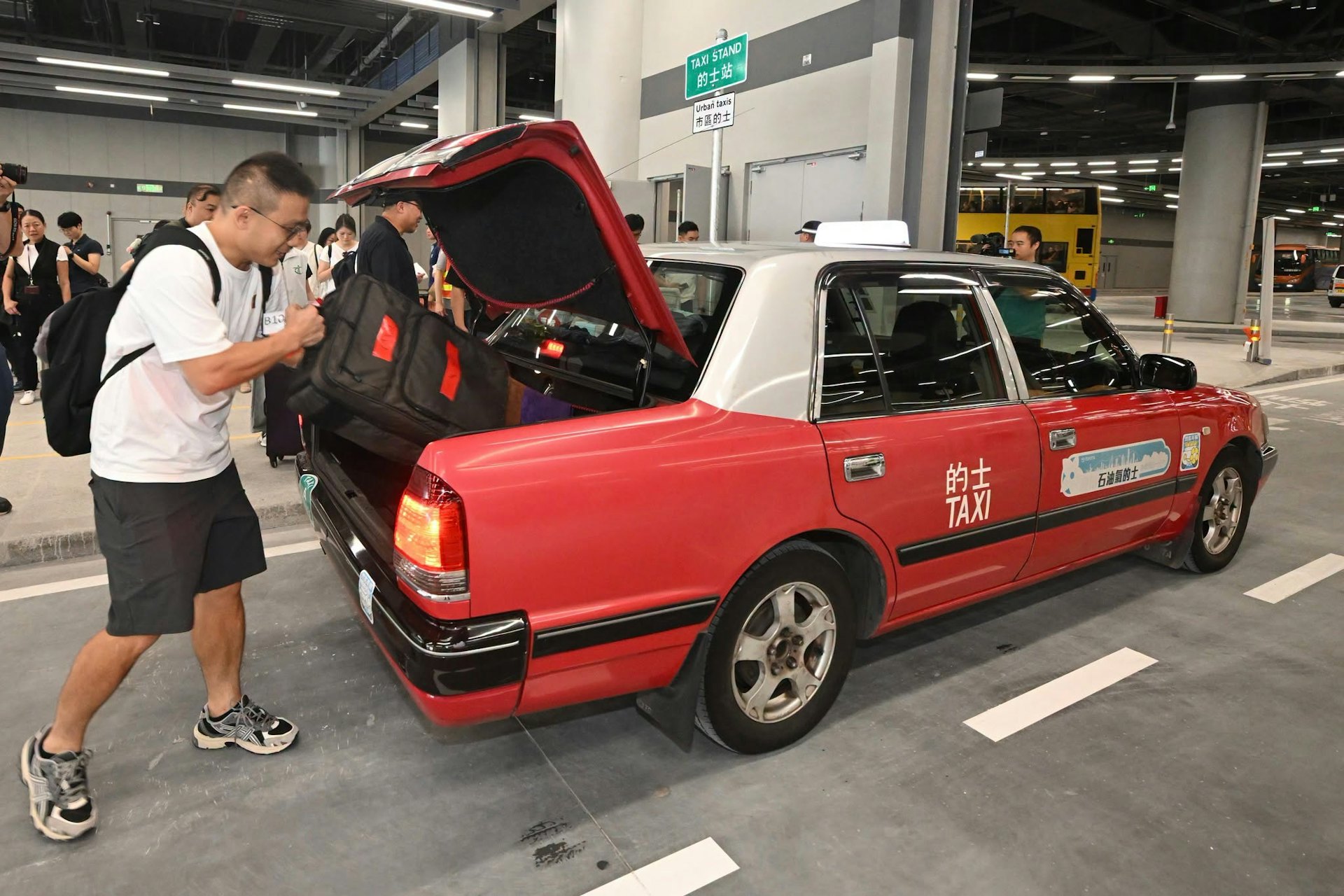 口岸設有來往市區、新界的士上落客站。