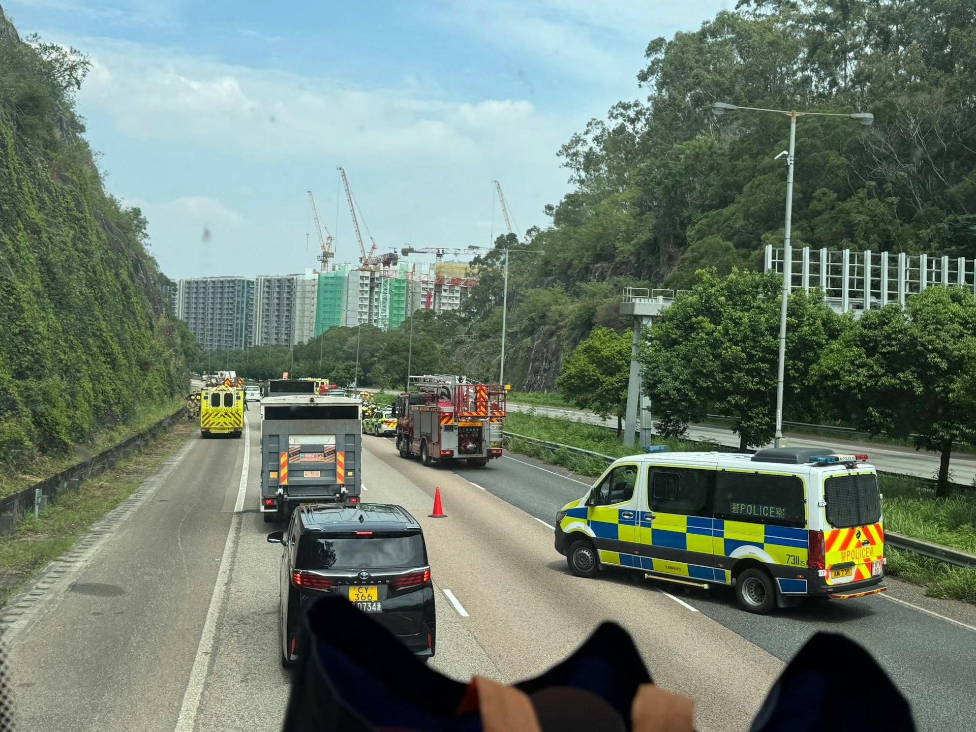 運輸署宣佈,因交通意外,青朗公路(往元朗方向)近港鐵八鄉車廠的部份行車線現已封閉。駕駛人士只可使用餘下行車線行車。現時上址交通繁忙。