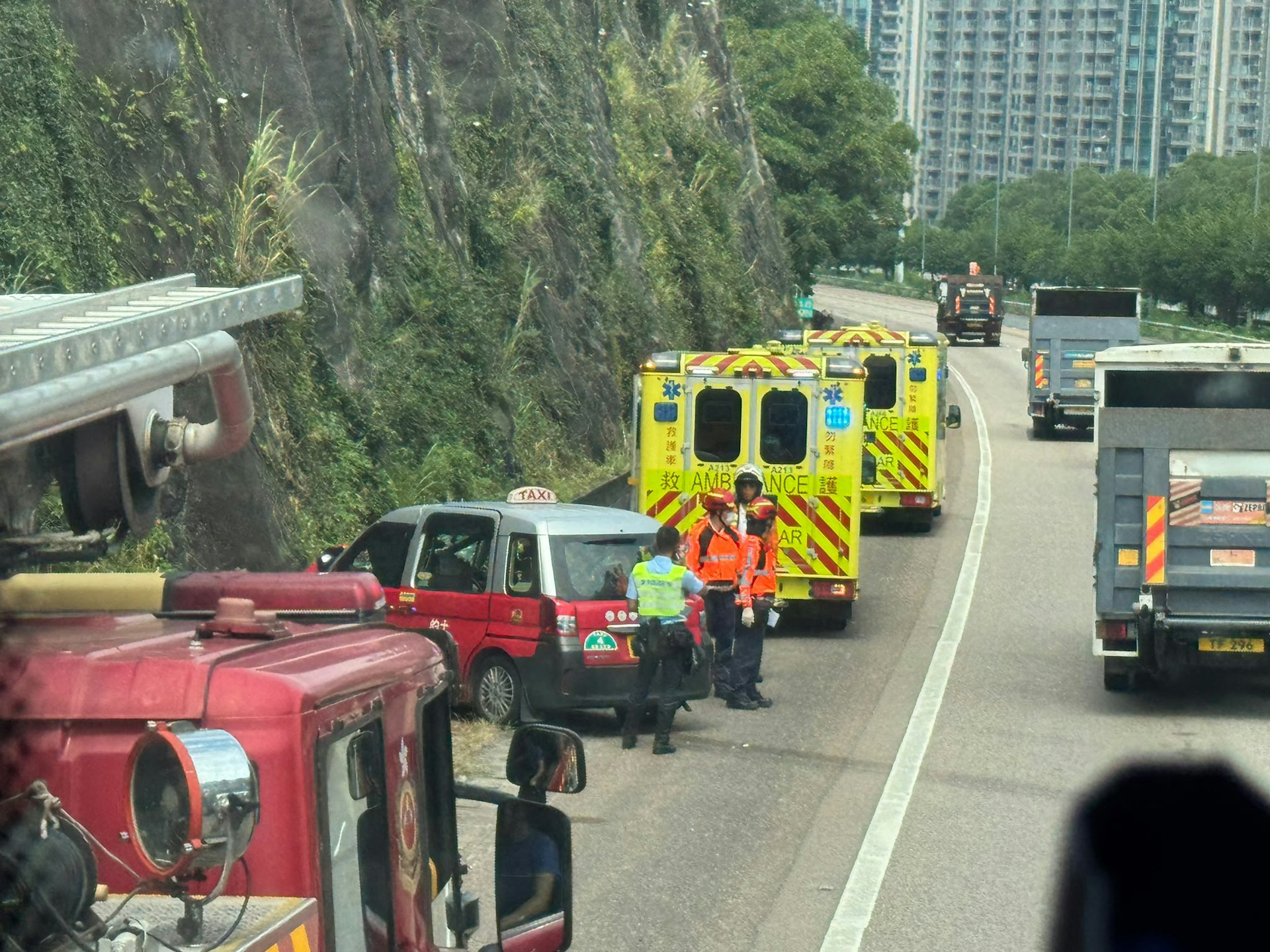 的士則車頭撞向左邊山邊路壆;的士司機報稱擦傷,一度被困。