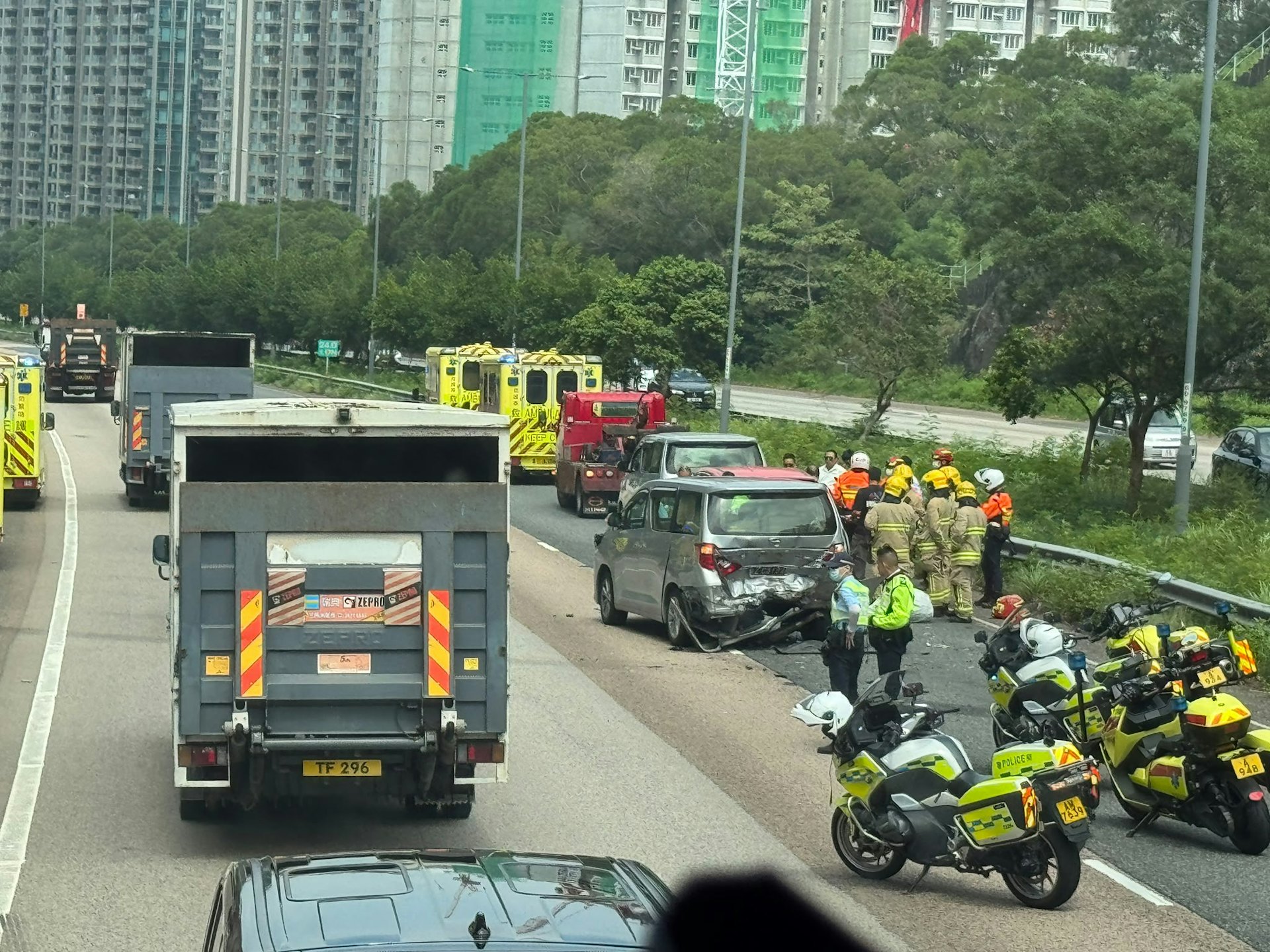 青朗公路發生三車連環碰撞事故,的士衝撞路壆致司機受困,往元朗方向交通嚴重受阻 青朗公路發生三車連環碰撞事故,的士衝撞路壆致司機受困,往元朗方向交通嚴重受阻