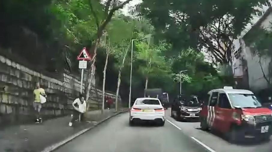 女途人疑自己腳絆腳跌倒向前仆。「車cam L(香港群組)/ 盧順威 影片截圖」