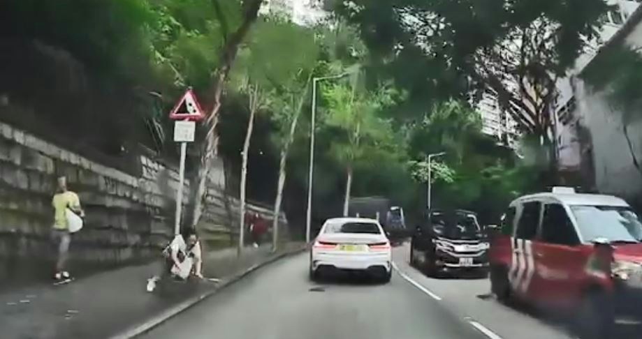 女途人疑自己腳絆腳跌倒向前仆。「車cam L(香港群組)/ 盧順威 影片截圖」