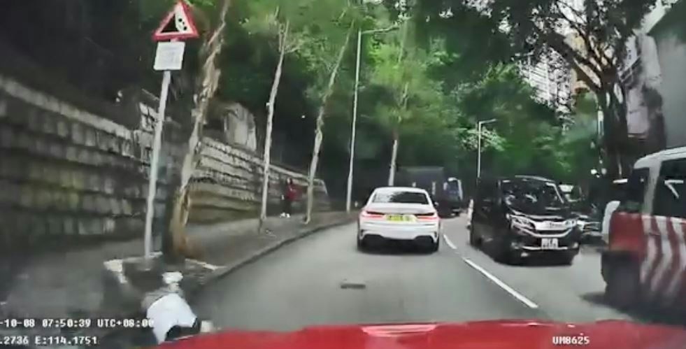 女途人仆出馬路,的士及時扭軚閃避,情況驚險。「車cam L(香港群組)/ 盧順威 影片截圖」