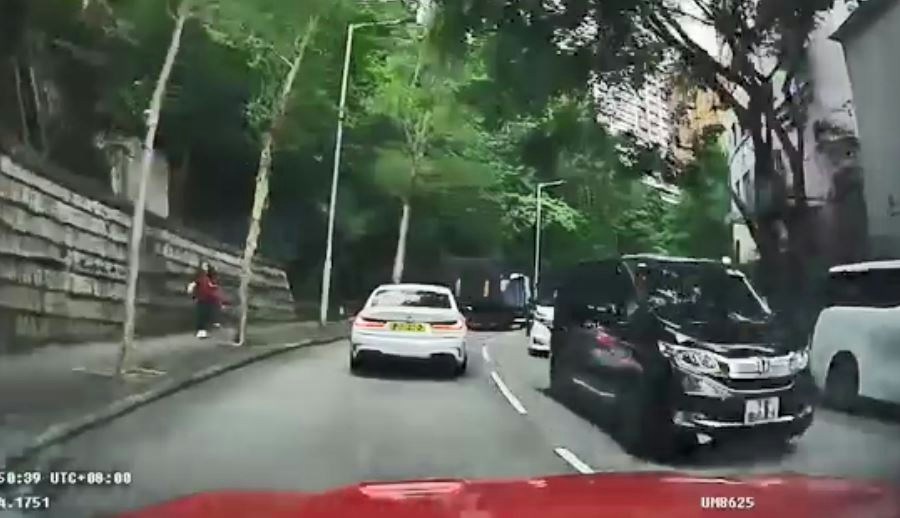 女途人仆出馬路,的士及時扭軚閃避,情況驚險。「車cam L(香港群組)/ 盧順威 影片截圖」