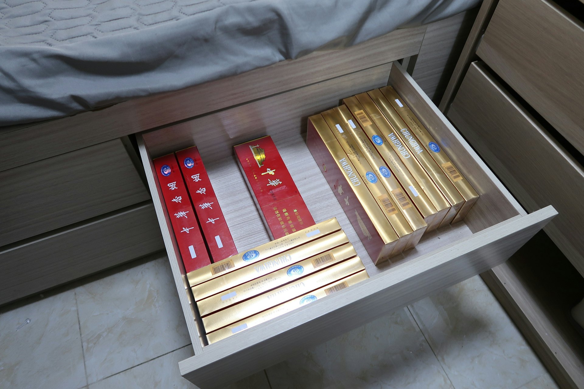海關在涉案男子的柴灣峰華邨公屋單位及隨身物品內,共檢獲16,900支未完稅香煙,估計市值約7.6萬元,應課稅值約5.6萬元。