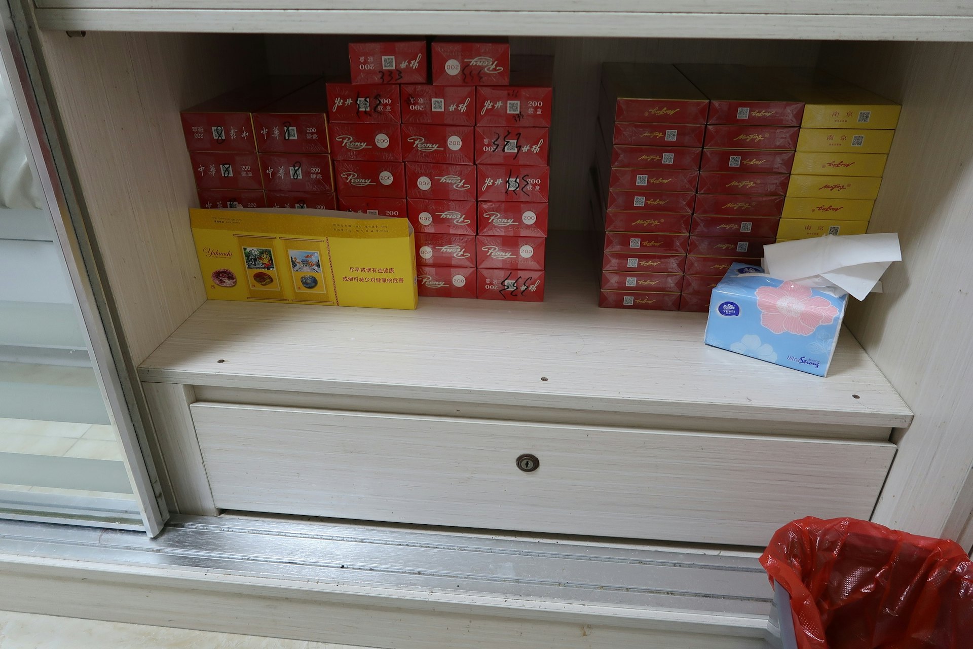 海關在涉案男子的柴灣峰華邨公屋單位及隨身物品內,共檢獲16,900支未完稅香煙,估計市值約7.6萬元,應課稅值約5.6萬元。