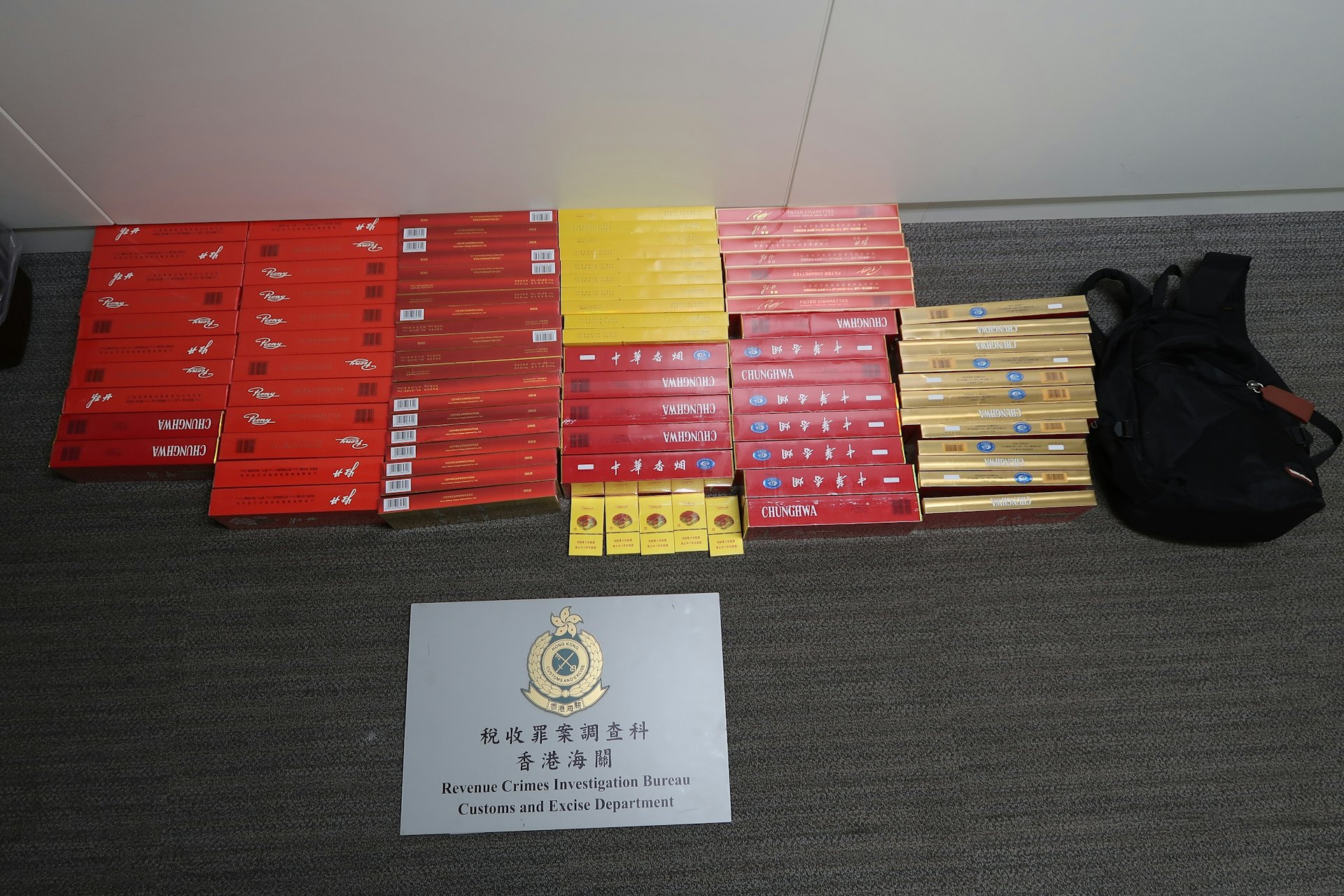 柴灣峰華邨公屋藏匿逾1.6萬支私煙,56歲男租客被判入獄三個月 柴灣峰華邨公屋藏匿逾1.6萬支私煙,56歲男租客被判入獄三個月