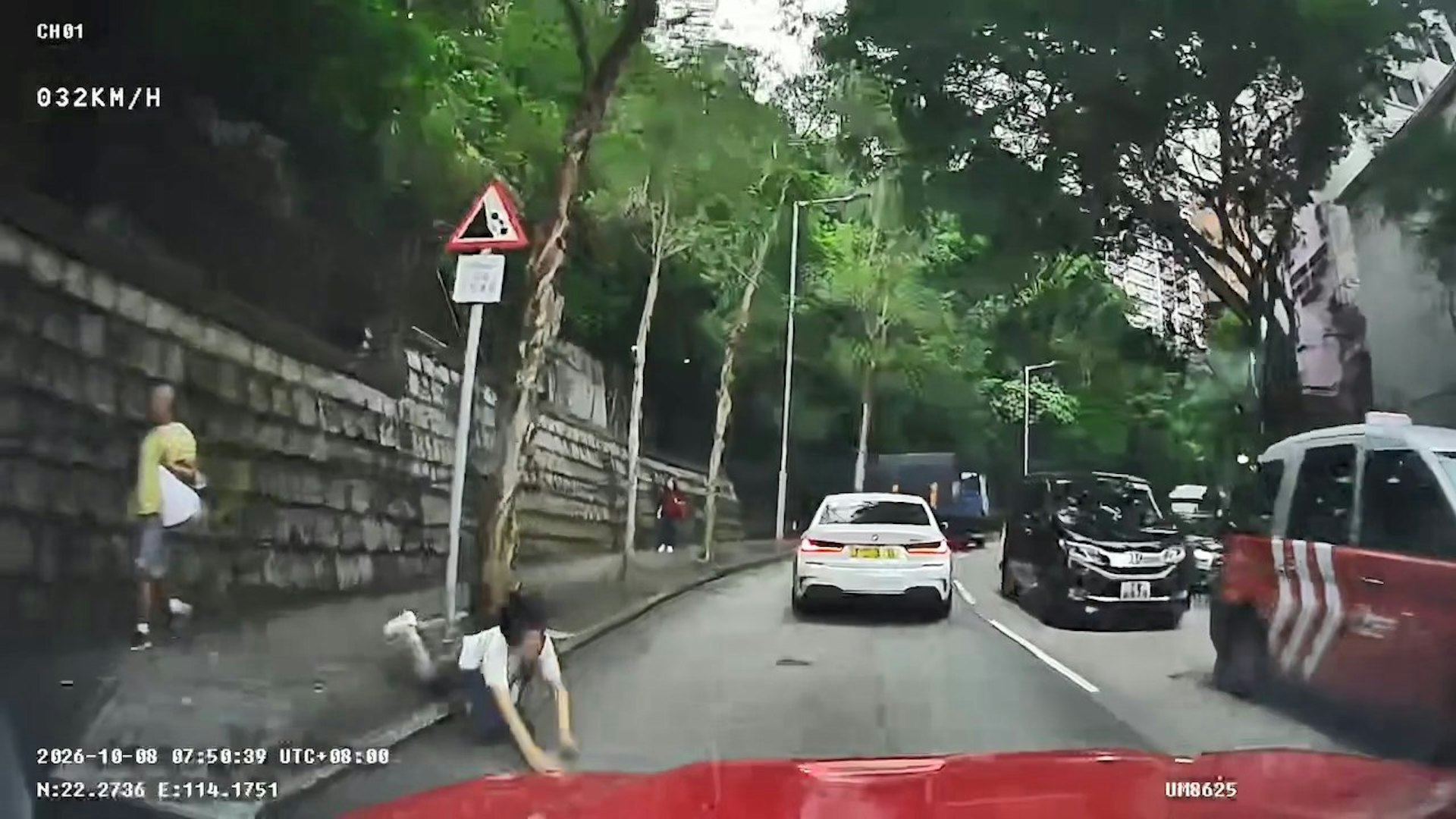 灣仔堅尼地道驚險一幕:女子意外跌出馬路,的士司機瞬間閃避獲網民盛讚 灣仔堅尼地道驚險一幕:女子意外跌出馬路,的士司機瞬間閃避獲網民盛讚