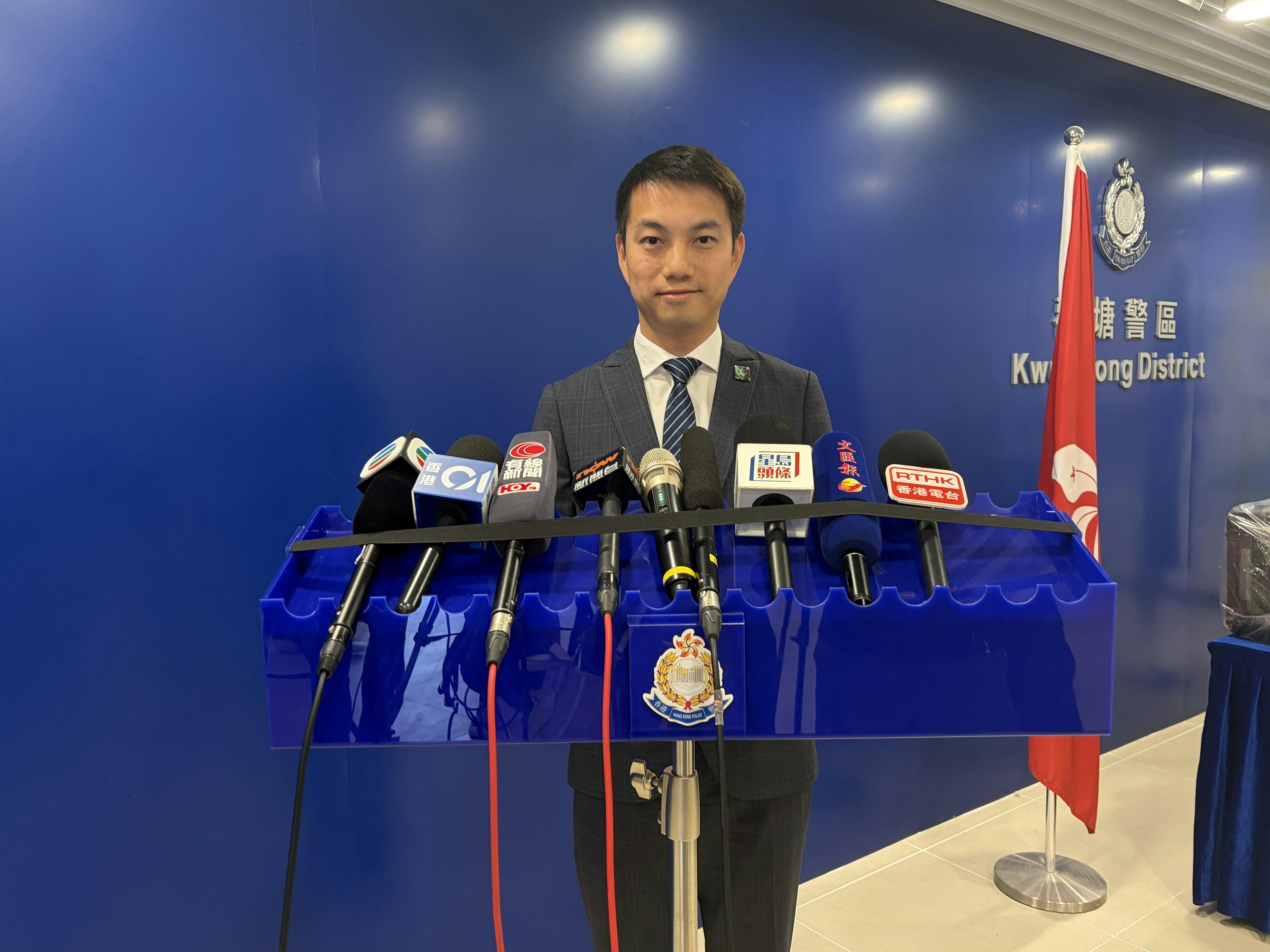 觀塘警區刑事總督察鄧子軒向傳媒簡報案情。