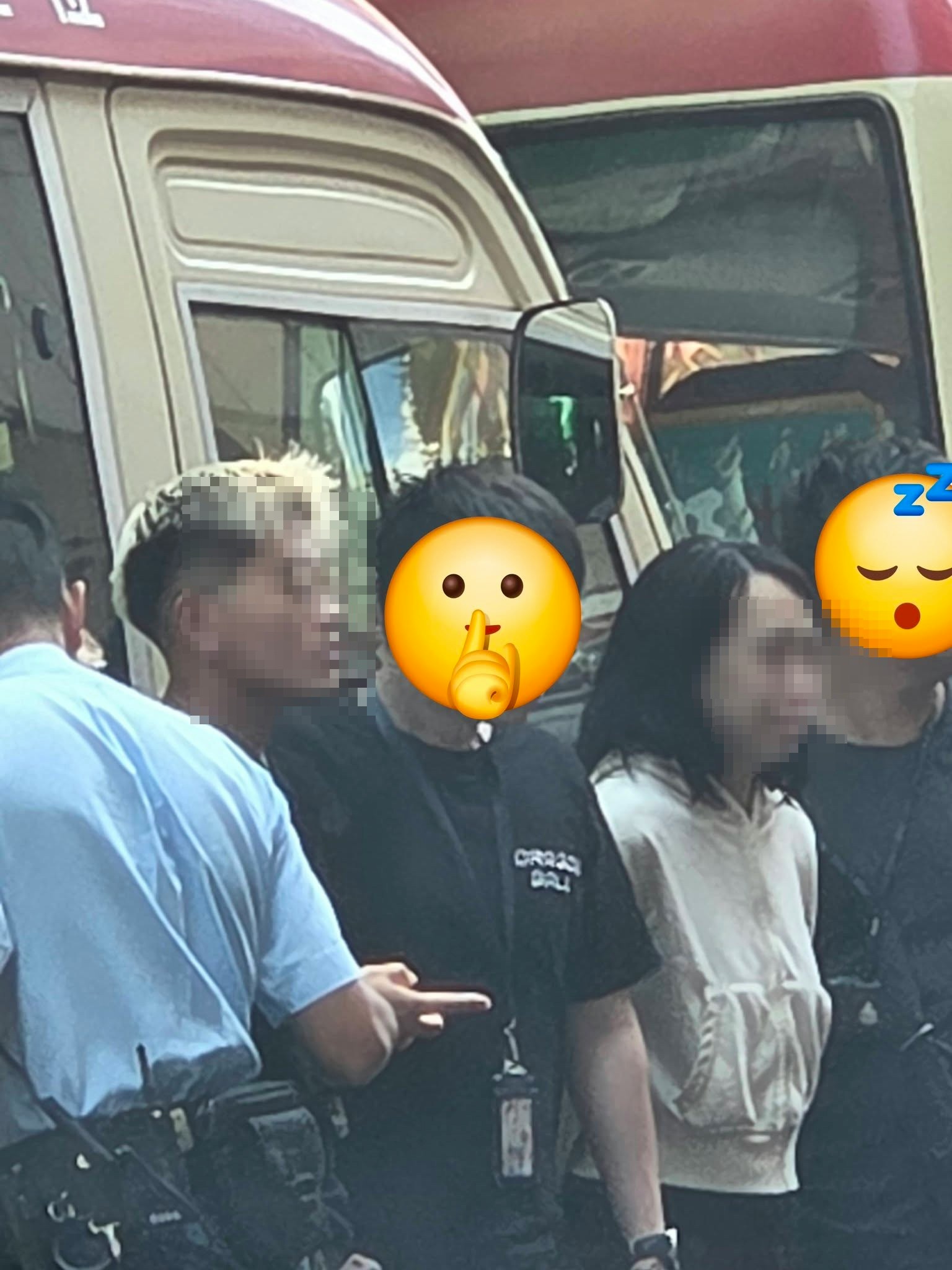 警方以涉嫌「販毒」拘捕1男1女(左二及右二)。