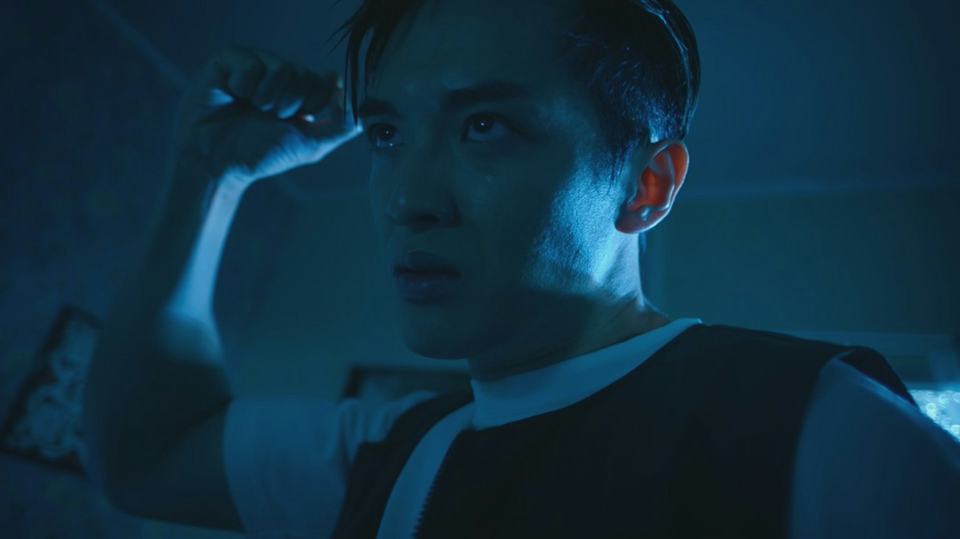 阮浩棕飾演的詹柏宇如同入魔般不斷重複當年「捅人」動作。(IG@yuenhochungnicholas)
