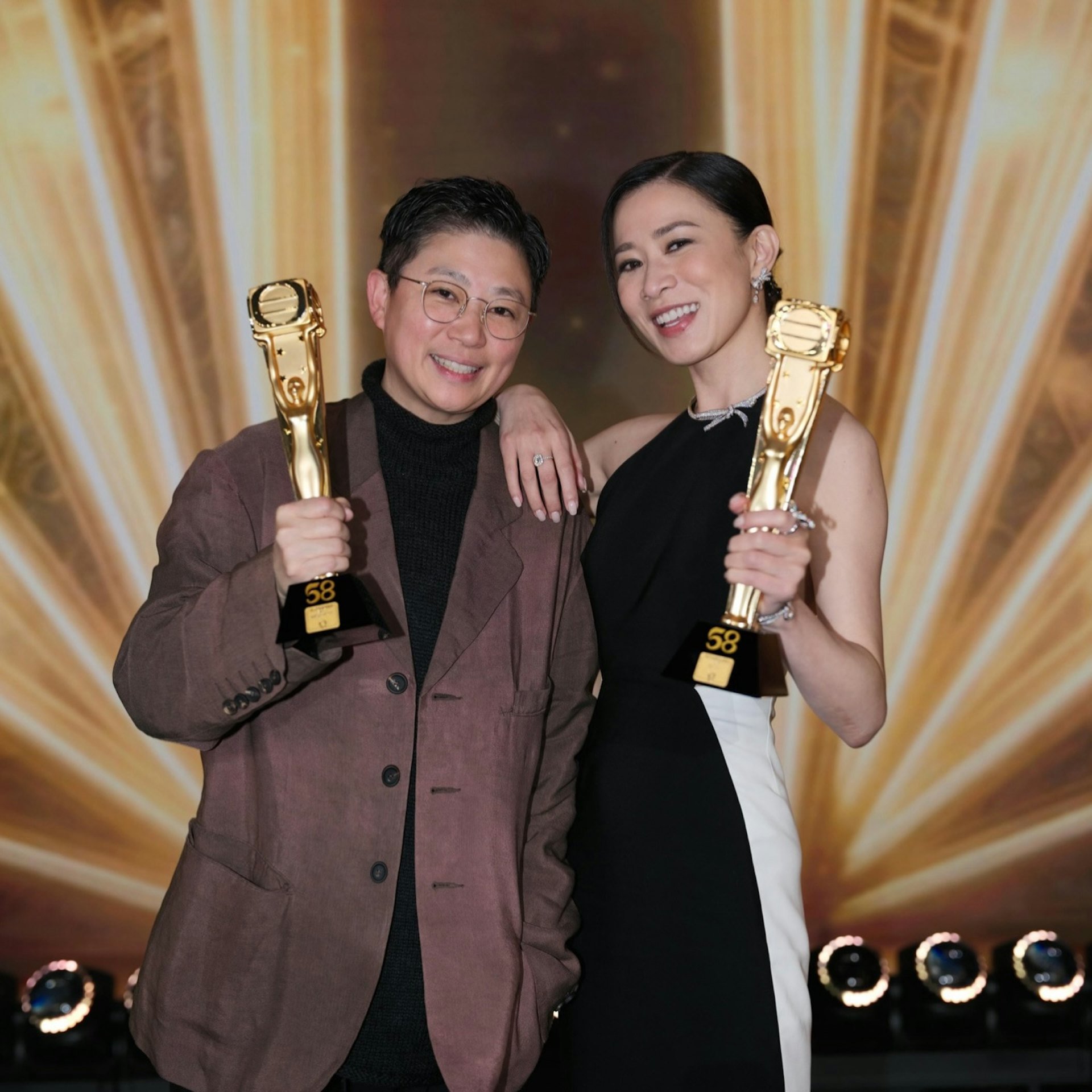李嘉欣许晋亨宴请陈易遥,甜蜜互动获封“食神夫妇” 李嘉欣许晋亨宴请陈易遥,甜蜜互动获封“食神夫妇”