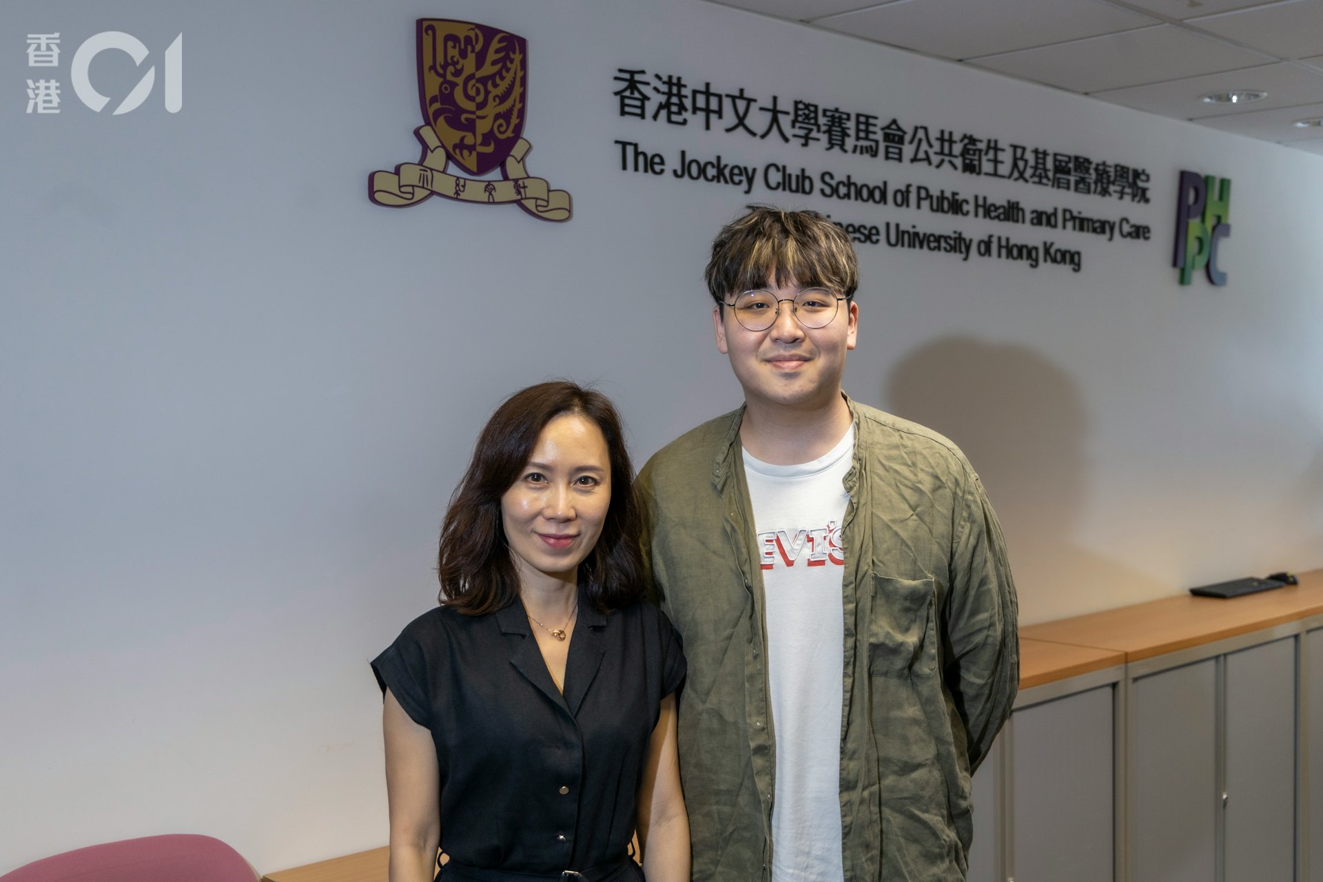 中大醫學院賽馬會公共衞生及基層醫療學院副院長(教學)黃麗儀、大學生Nelson。