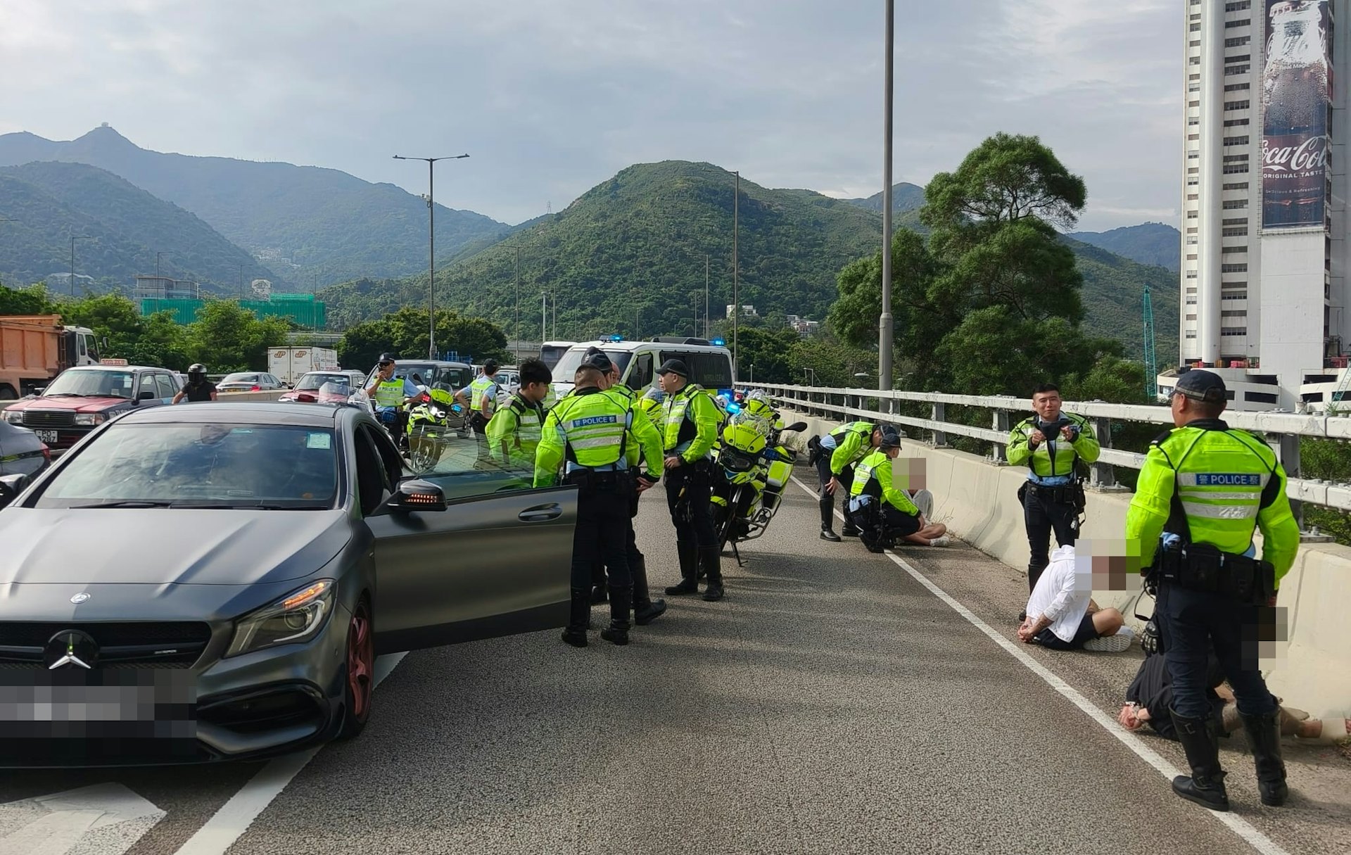 尖沙咀平治失控追至沙田:19歲駱姓男涉無牌危駕,其父車主同被扣查 尖沙咀平治失控追至沙田:19歲駱姓男涉無牌危駕,其父車主同被扣查