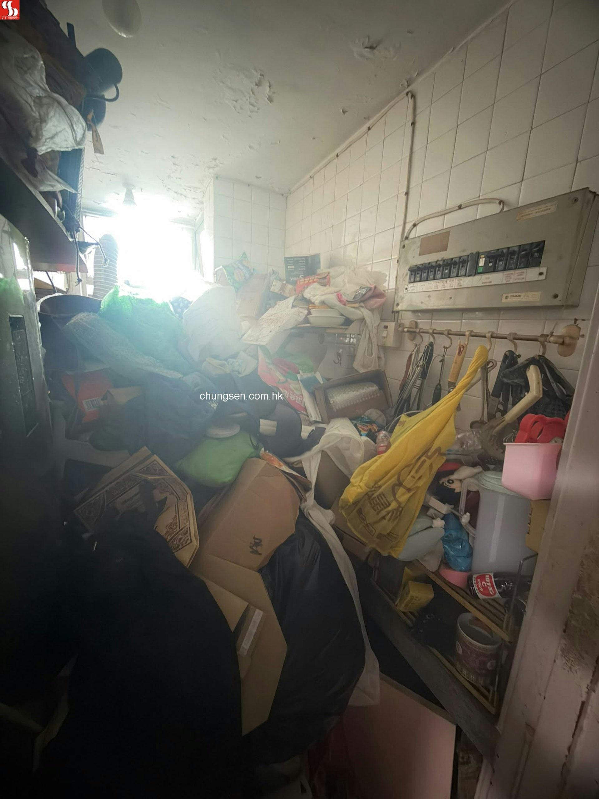 其中一間睡房亦有不少雜物堆積至天花板,如有多個紙箱、風扇及嬰兒車等。