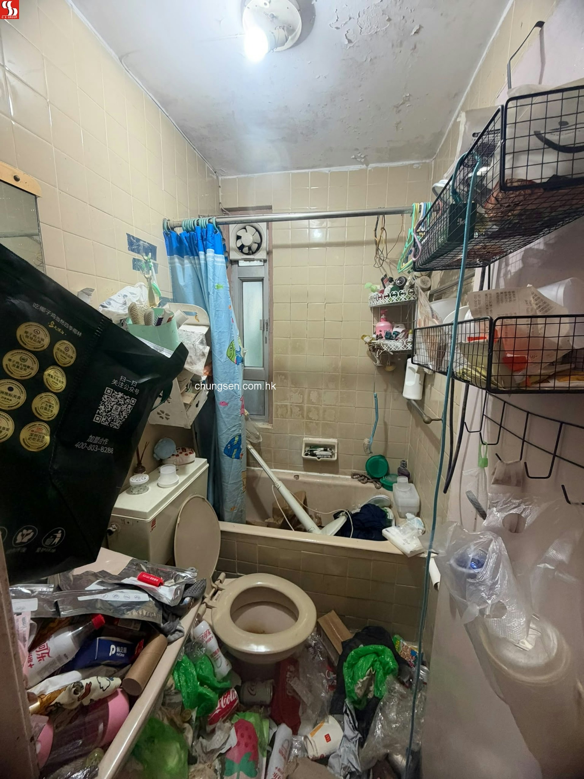 浴室部分情況更加誇張,有不少的膠樽及紙杯隨手掉在地下,浴缸內更有一把座地風扇,天花位置更有批盪剝落。