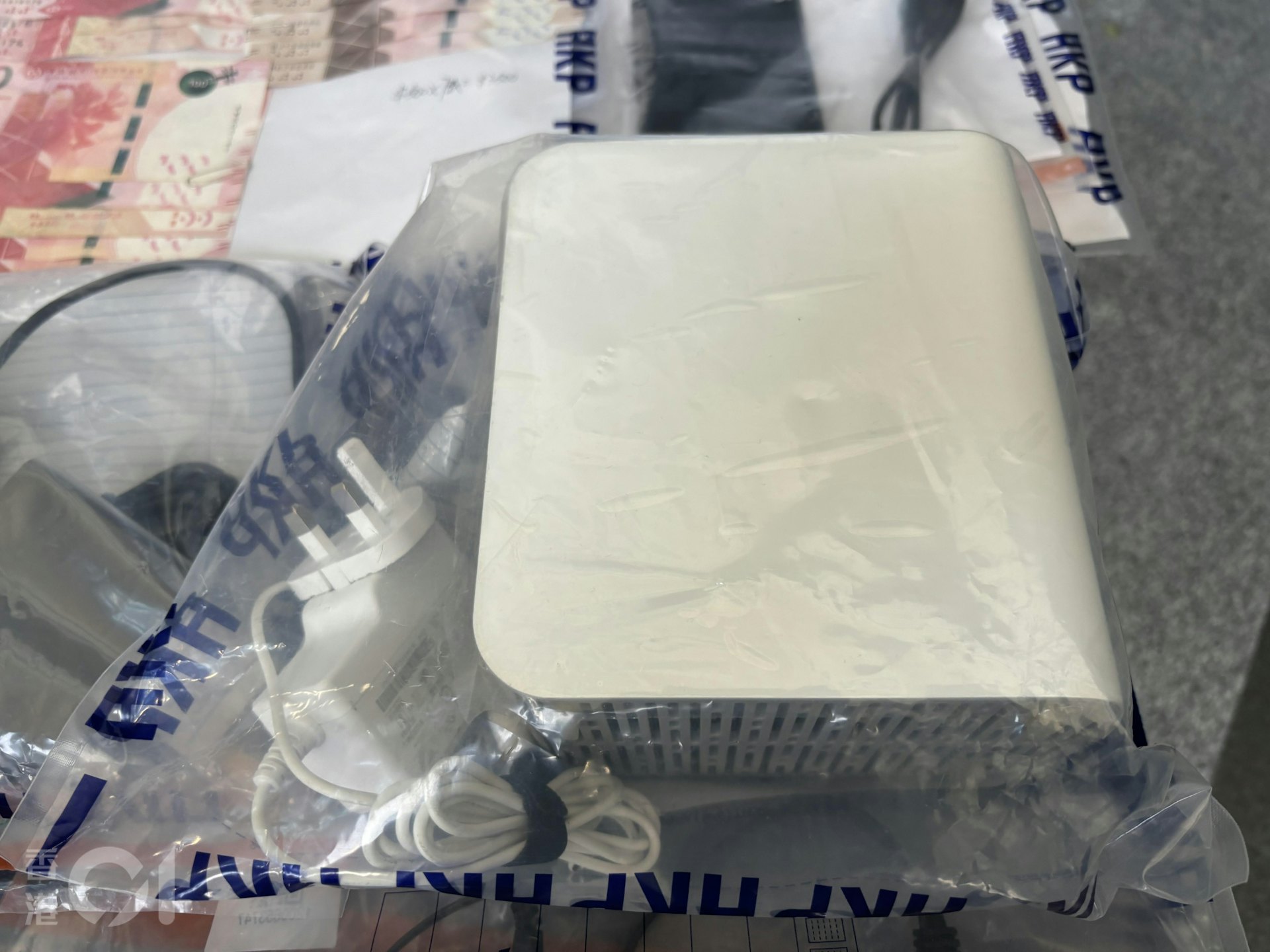 警方搗破一個詐騙洗黑錢集團,拘捕10人。行動中,人員共檢獲17部涉案手提電話、2部電腦、3個路由器等電子儀器,以及43,100元現金。